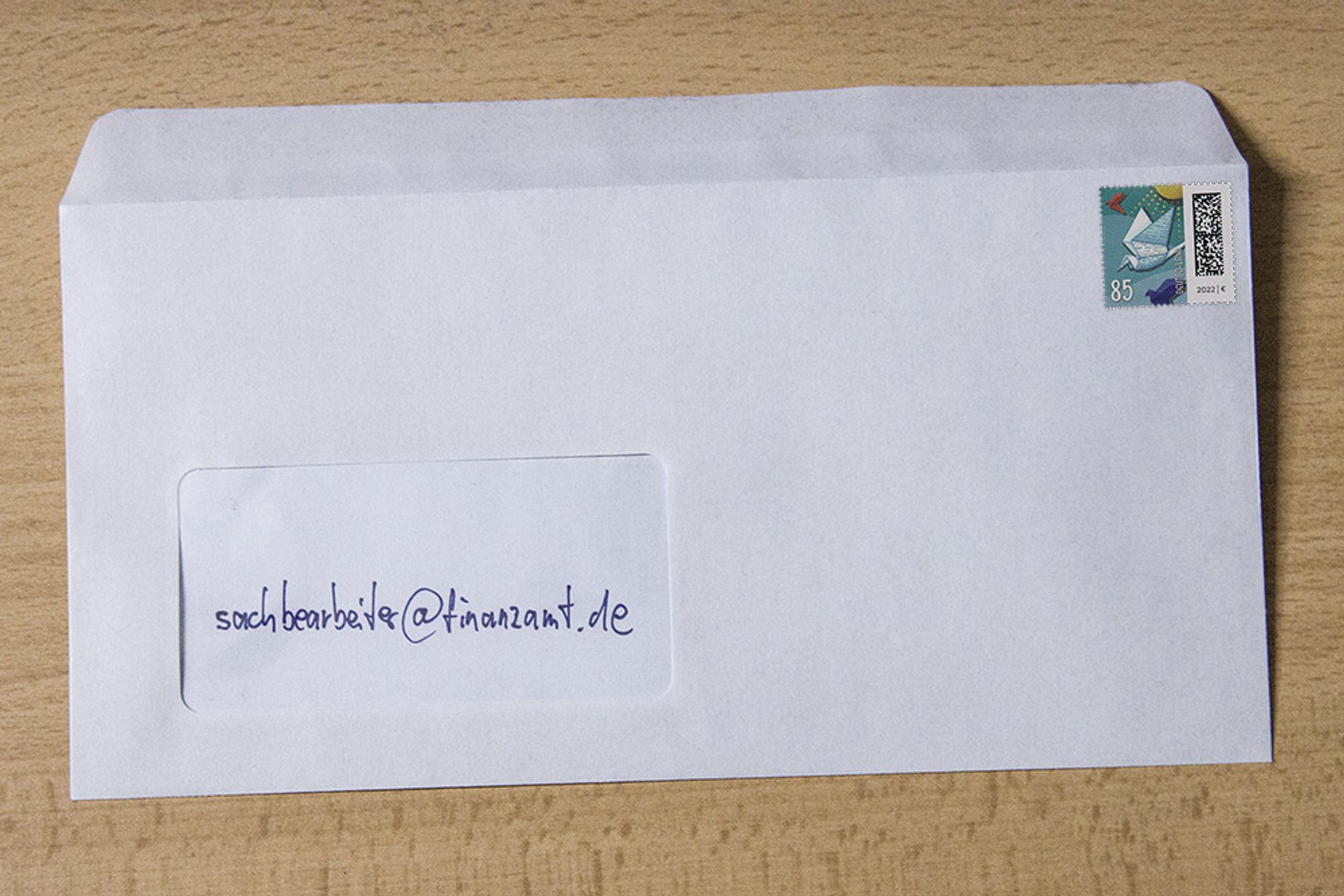 Brief an das Finanzamt. Im Adressfeld steht die E-Mailadresse "sachbearbeiter@finanzamt.de"