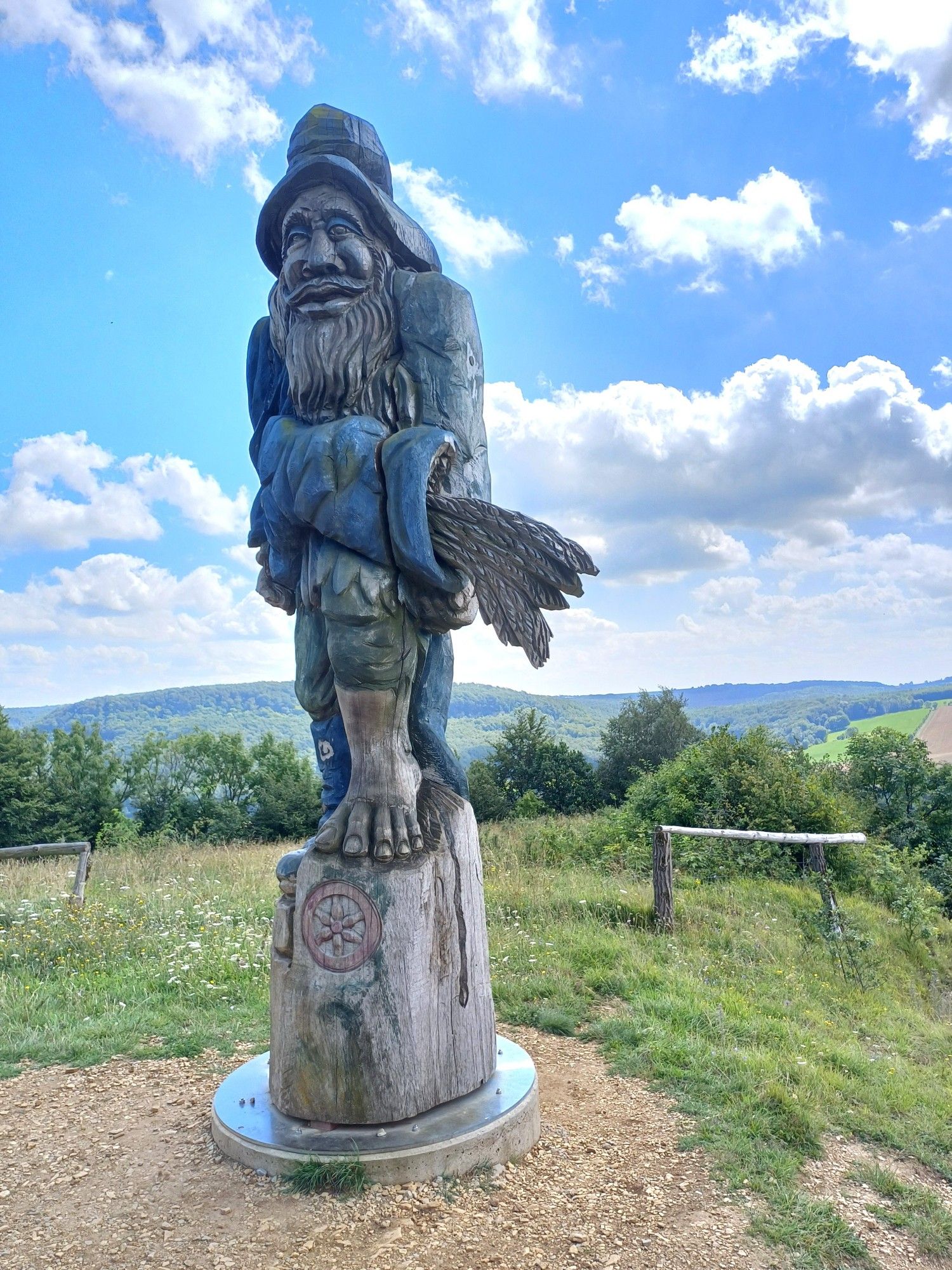 Geschnitzte Holzfigur ca. 2,5 m groß mit Fisch in der Hand. 
Sonnenstein