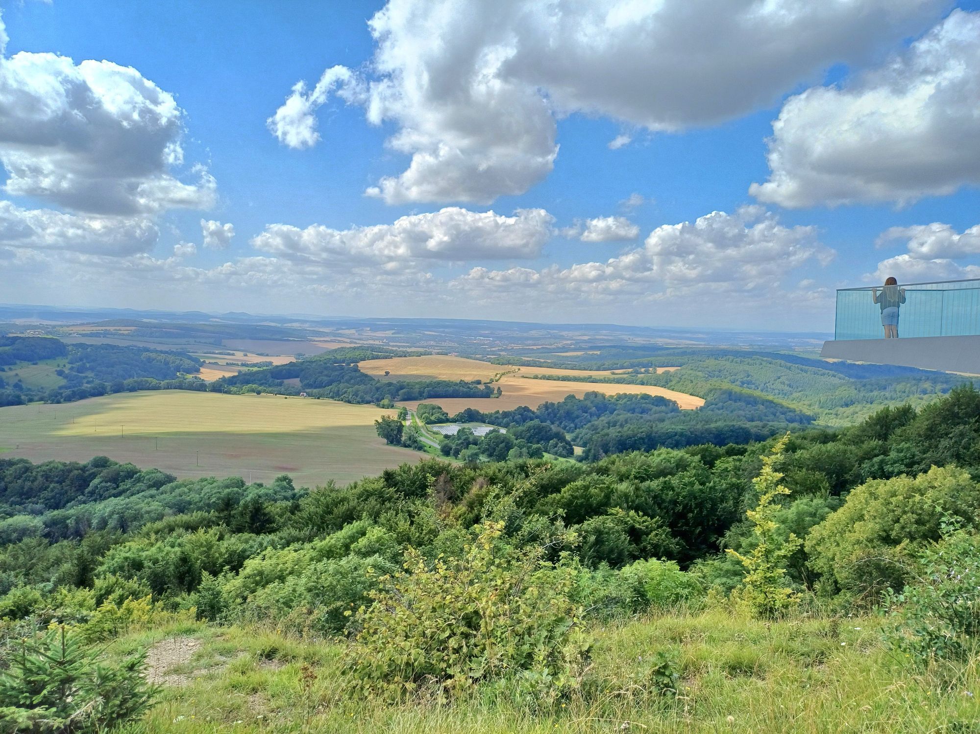 Skywalk/Sonnenstein in Thüringen.
Blick auf Felder und Wald