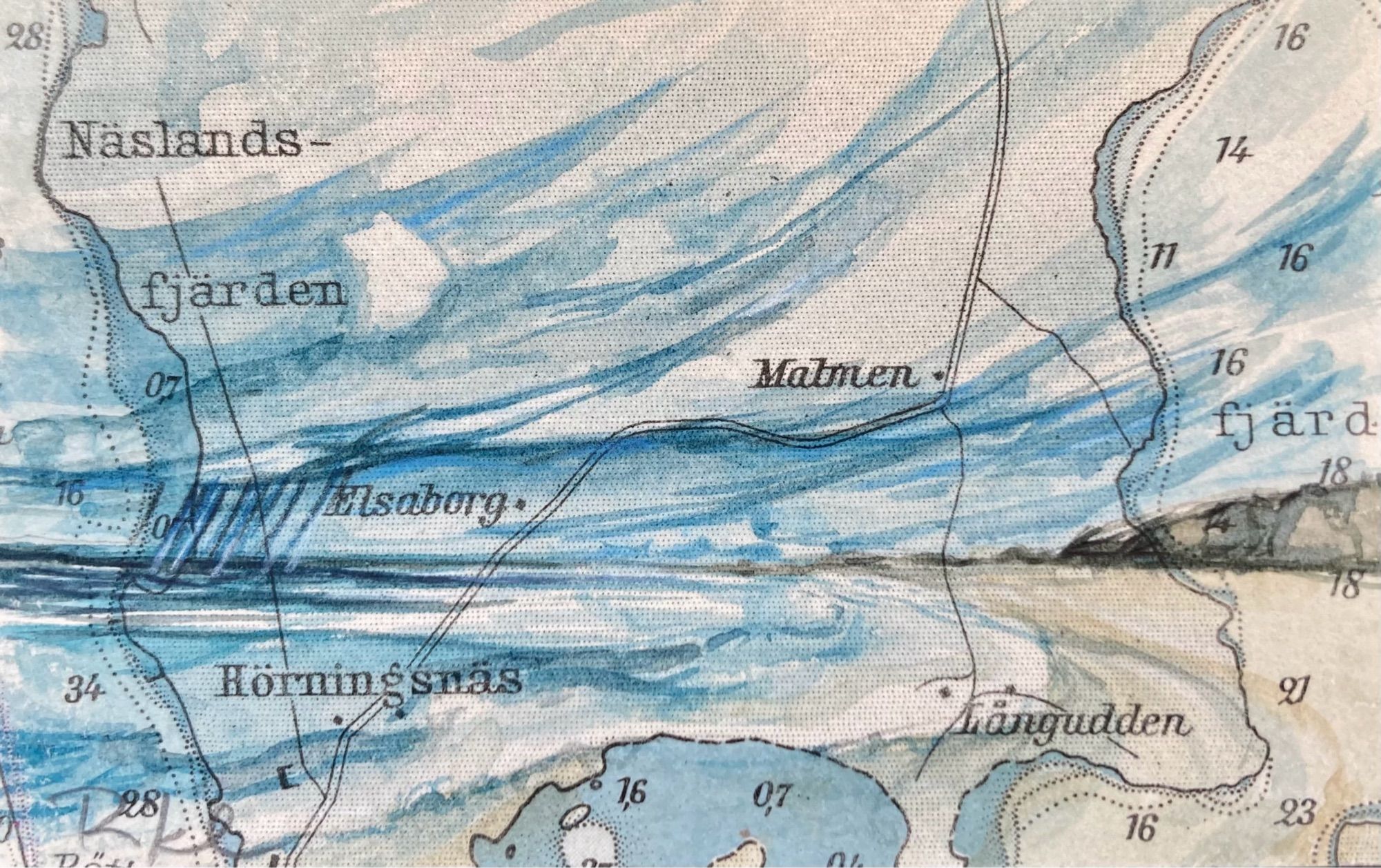 auf einer alten seekarte ist mit aquarell ein ostseestrand gemalt. es ist der blick auf die see, in der ferne ein bisschen regen und am himmel ziehende windwolken. im vordergrund brandet das meer etwas an den strand, im hintergrund ein stück steilküste. das bild ist 5 x 8 cm groß und vor allem in leichten blautöne gemalt