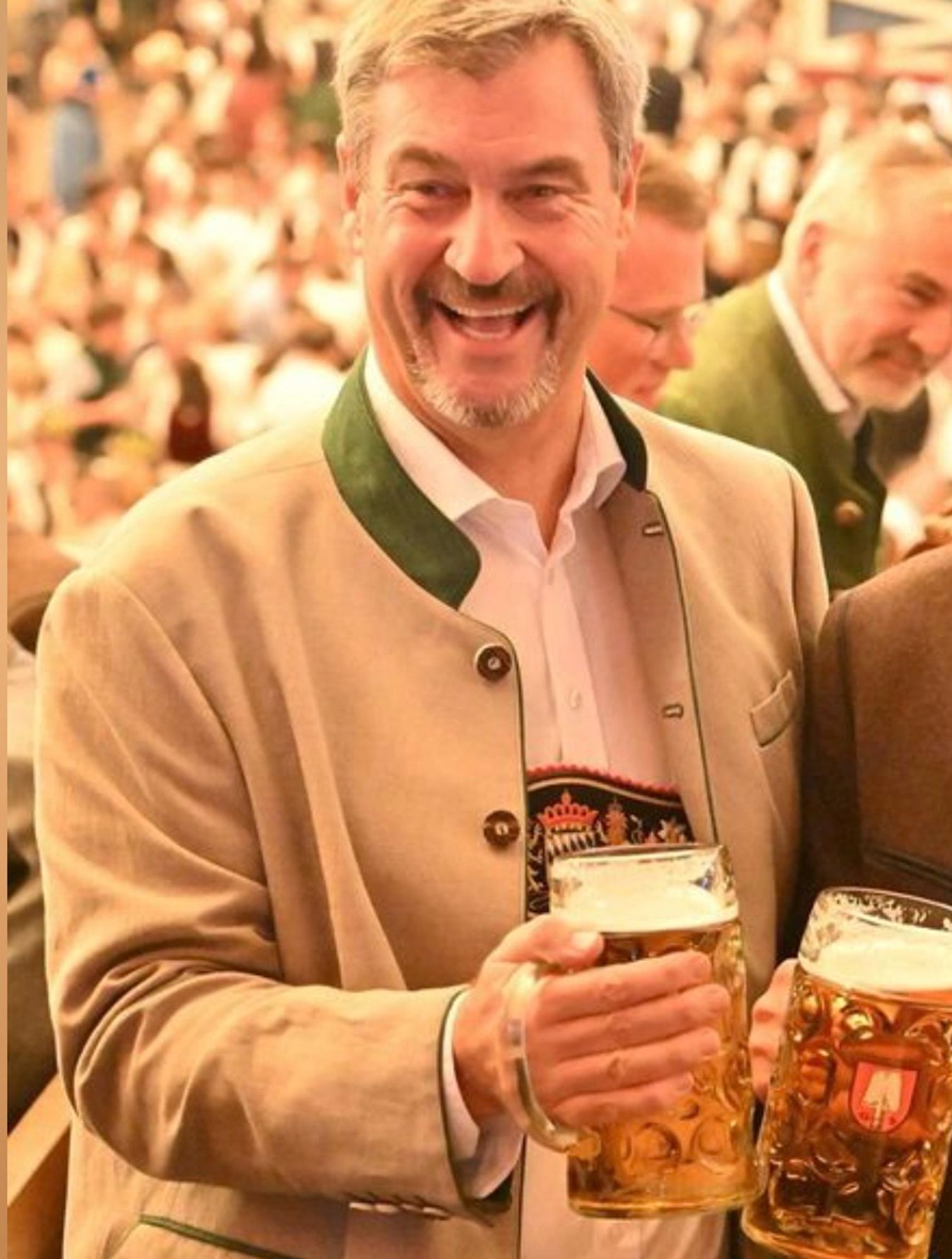 Söder beim Oktoberfest mit Maßkrug (Quelle: Instagram Markus Söder)