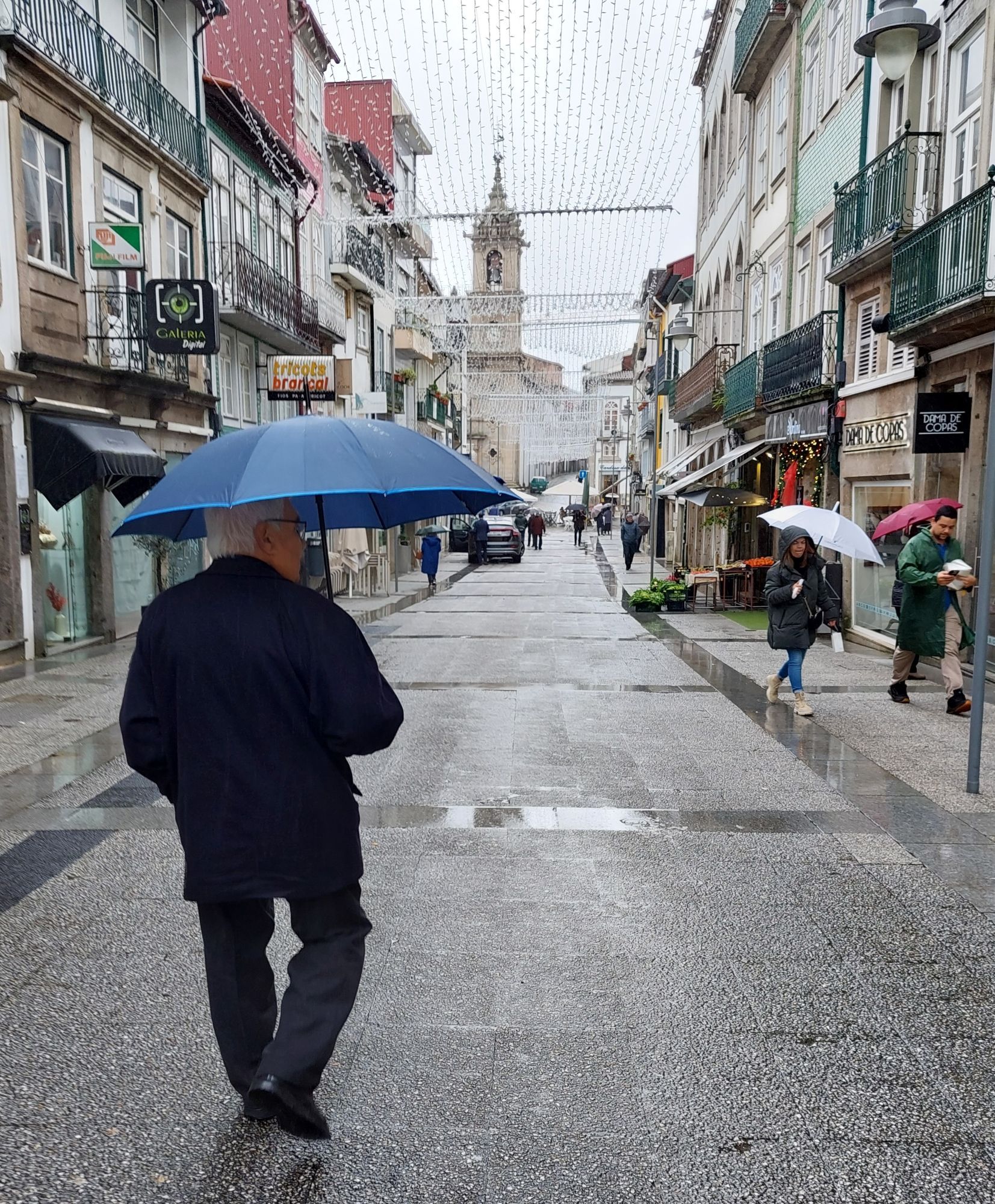 Braga, Regen, Mann mit Schirm