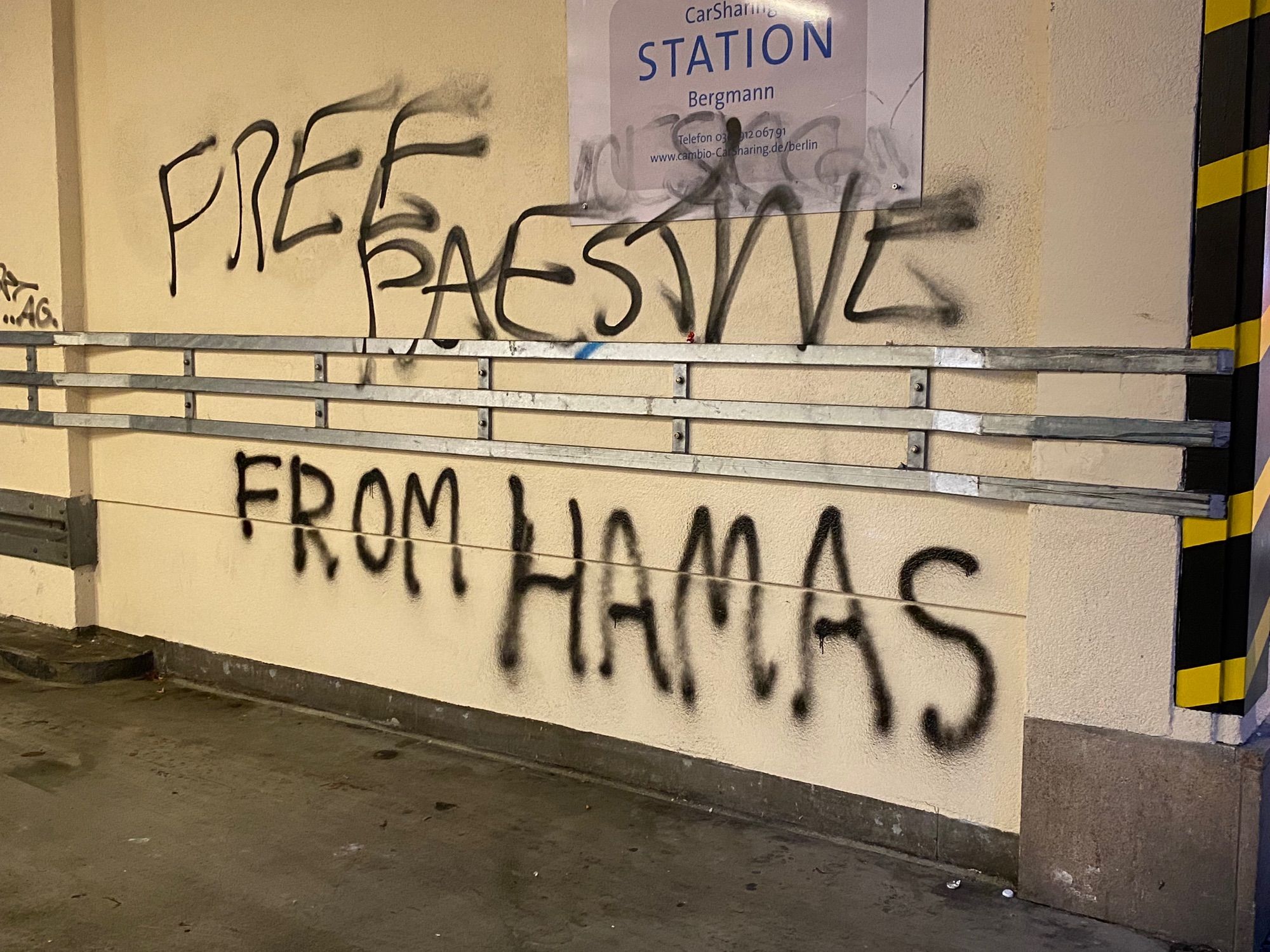 An einer Wand steht „Free Palestine“ - und darunter in etwas anderer Schrift „from Hamas“.