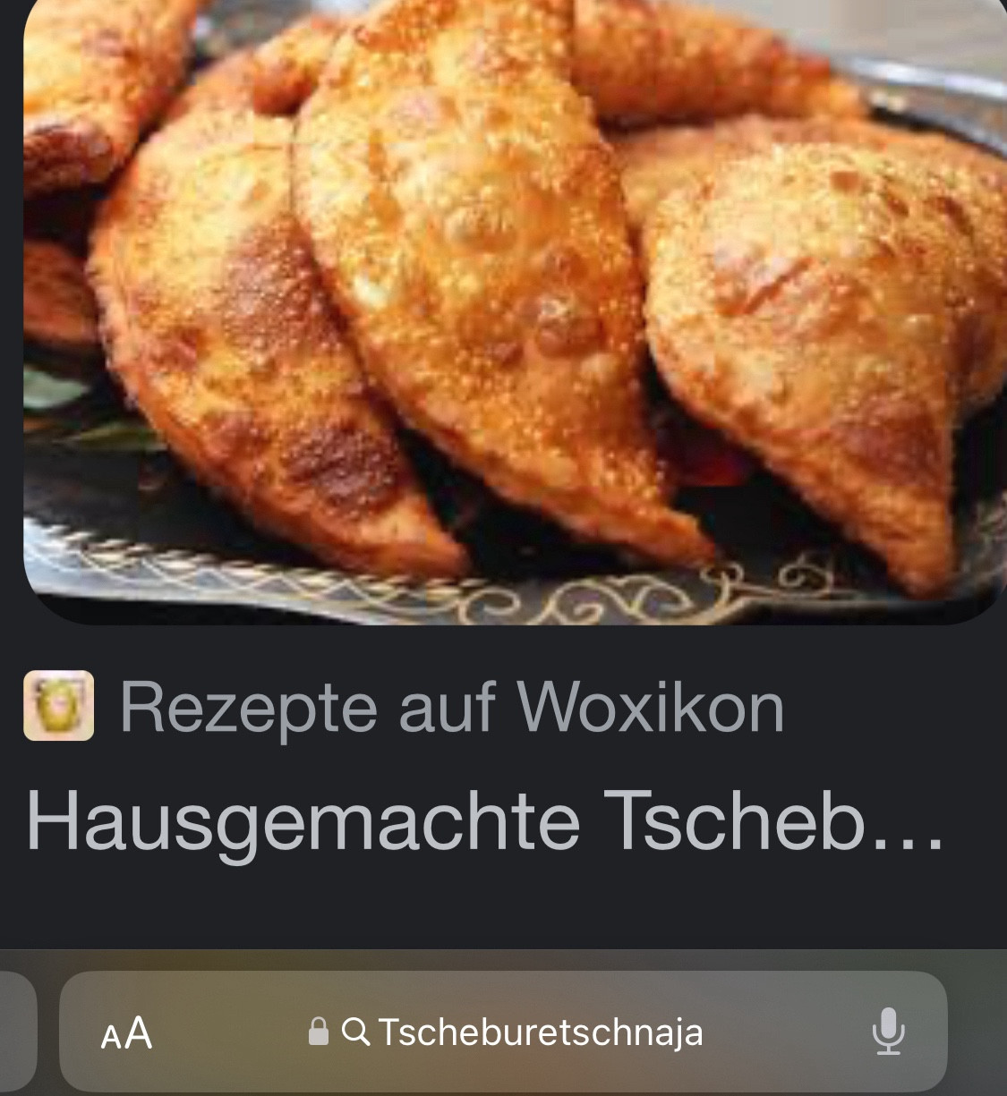 bild von tschebureki. ein in fett frittierter teig mit verschieden oft fleischigen füllungen. das bild verweist auf ein unbestimmtes rezept. eins der tradtionellen fastfood gerichte der sowjetunion und oft verkauft in Tscheburetschnaja also tschebureki-stuben.