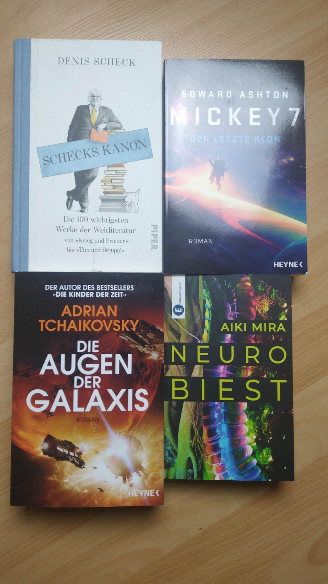 Signierte Exemplare von: Denis Scheck - Schecks Kanon, Edward Ashton - Mickey 7, Aiki Mira - Neurobiest, Adrian Tchaikovsky - Die Augen der Galaxis.