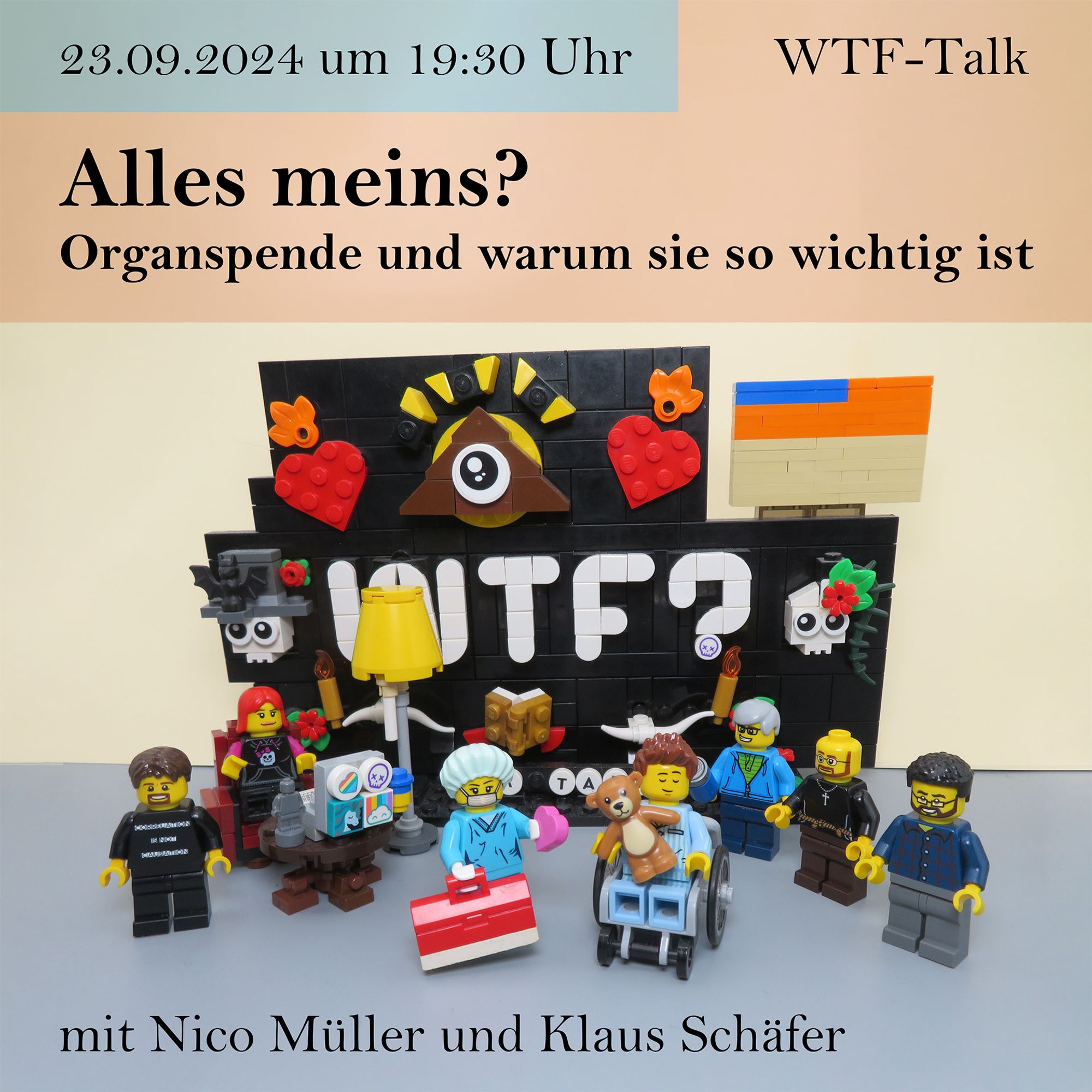 Vor dem aus Lego Steinen nachgebautem WTF-Logo sind die Minifiguren von Holm, Lydia, Bernd, Klaus Schäfer und Nico Müller. Vor ihnen sieht man ein Kind mit Teddybären in einem Rollstuhl und eine für eine Operation vorbereitete Ärztin mit einer roten und weißen Box in der einen und einem Herzen in der anderen Hand. Auf dem Logo ist noch ein kleiner nachgebauter Organspende-Ausweis. Die obere Hälfte ist orange, die untere Hälfte beige. Oben links bis etwas mehr als die Mitte ist noch ein blaues Rechteck. Der Hintergrund hat ebenfalls die Farben des Organspende-Ausweises, nur heller. Oben rechts im blauen Bereich steht "23.09.2024 um 19:30 Uhr". Oben rechts steht "WTF-Talk". Im orangen Bereich ist der Titel des Talks "Alles meins? - Organspende und warum sie so wichtig ist". Die beiden Namen der Gäste stehen unten: "mit Nico Müller und Klaus Schäfer".