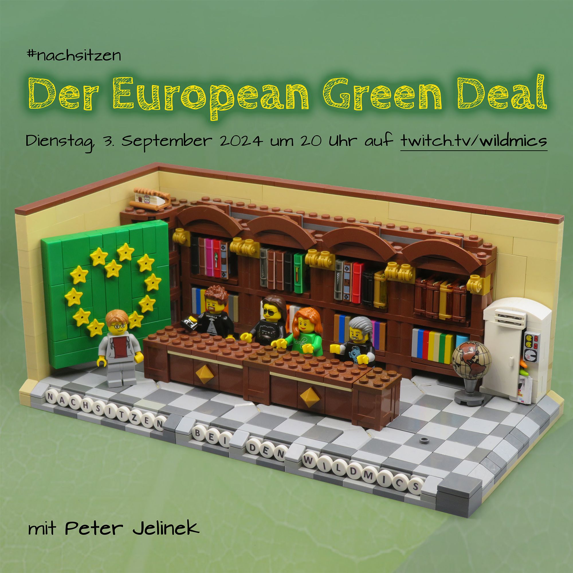 In einer aus Lego Steinen gebauten Bibliothek stehen fünf Minifiguren. Links ist eine grüne Fläche mit gelben Sternen, die in Form eines Herzens angebracht sind. Davor steht die Minifigur von Peter Jelinek. Hinter einem großen braunen Schreibtisch stehen die Minifiguren von Alexander, Alexa, Sophia und Tommy. Auf dem Bild steht oben der Text "#nachsitzen Der European Green Deal; Dienstag, 3. September 2024 um 20 Uhr auf twitch.tv/WildMics". Unten steht "mit Peter Jelinek"