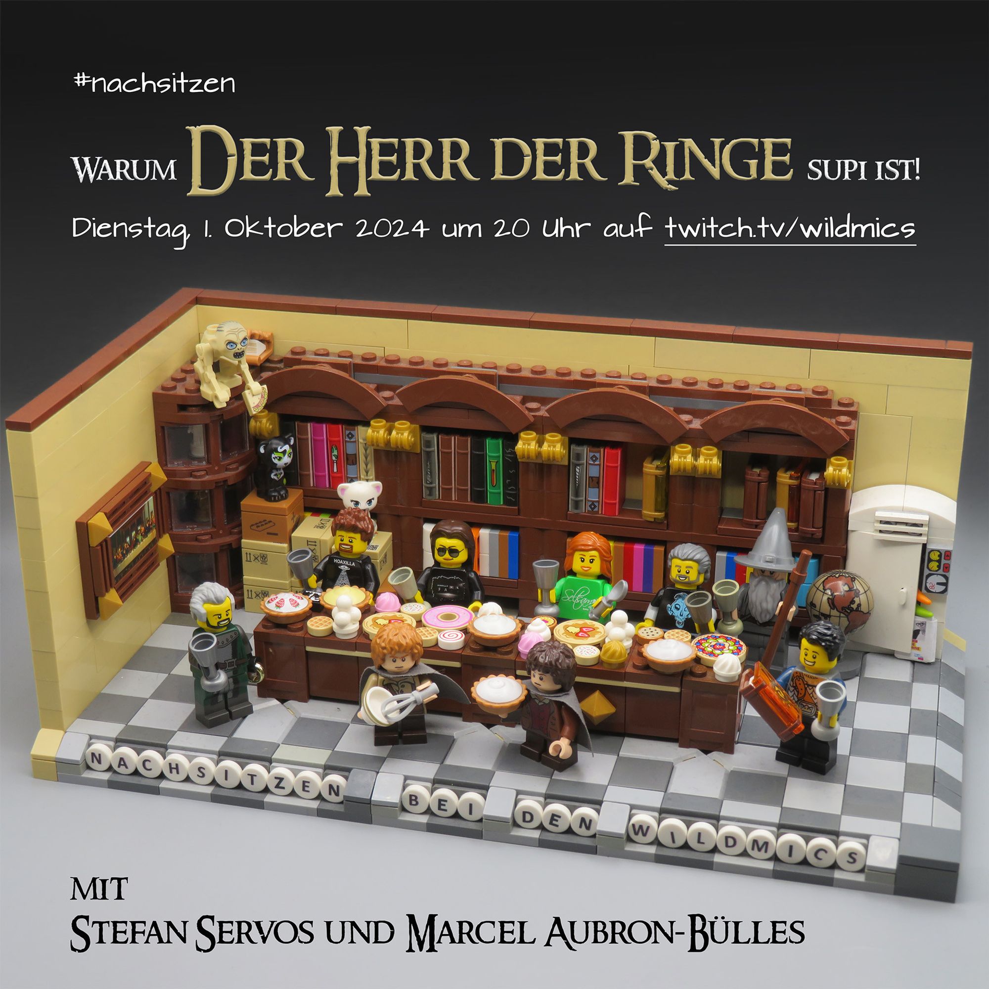 In der aus Lego Steinen nachgebauten Nachsitzen-Bibliothek haben die Hobbits Frodo und Samweis Gamdschie viele Leckereien aufgetischt. Gollum sitzt mit einem Stück Kuchen auf dem Bücherschrank. Hinter Alexa und Alexander stapeln sich mehrere Umzugskartons, auf denen die beiden Skepticats sitzen. Sophia hat neben einem Kelch noch ein Extra-Löffelchen in der Hand. Tommy stößt mit Gandalf auf einen tollen Talk an. Links steht Stefan Servos und hat den einen Ring in der Hand. Auf der anderen Seite ist Marcel Aubron-Bülles mit einem Buch. Auf dem Bild steht oben "#nachsitzen Warum Der Herr der Ringe supi ist! Dienstag, 1. Oktober 2024 um 20 Uhr auf twitch.tv/wildmics" und unten "mit Stefan Servos und Marcel Aubron-Bülles"