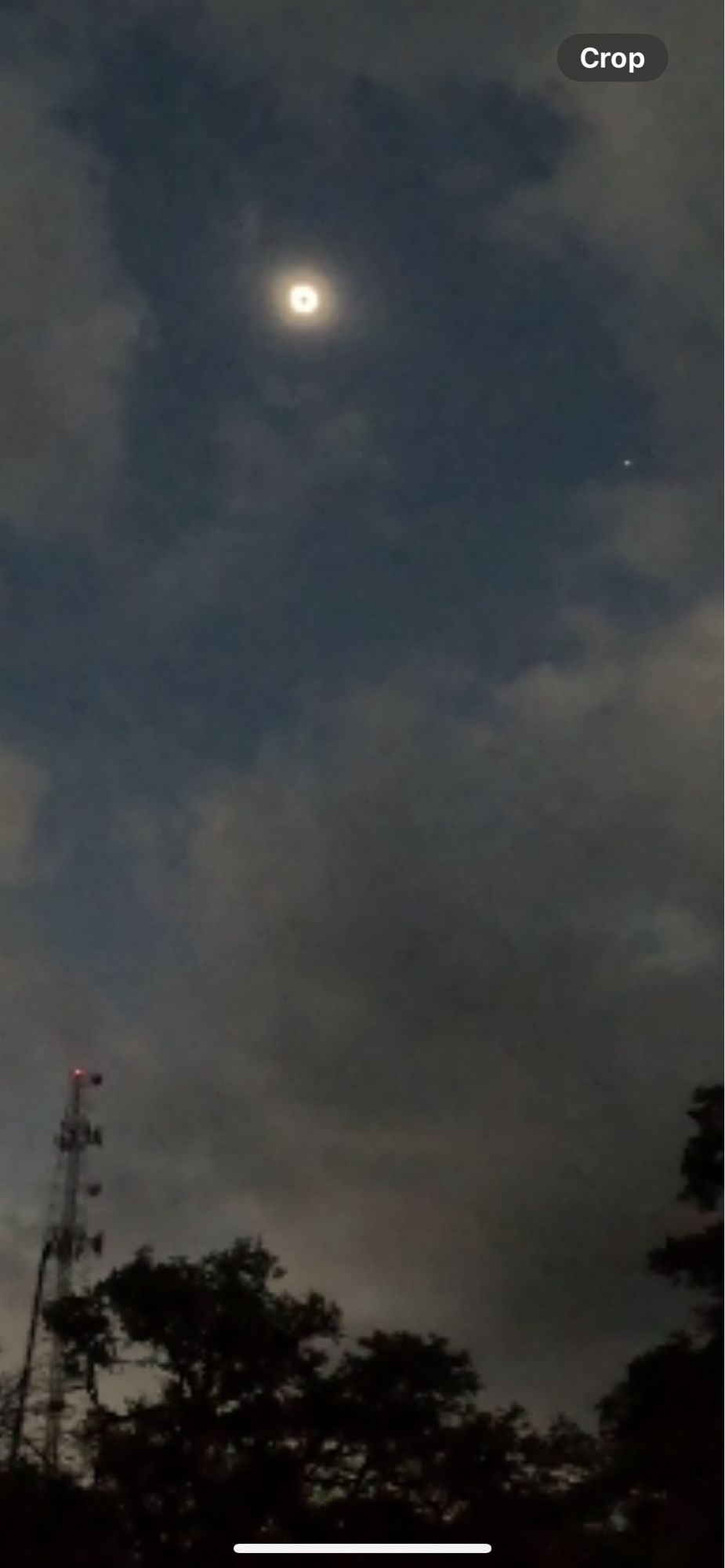 Cropped view of the same picture to highlight Venus being viewable during totality