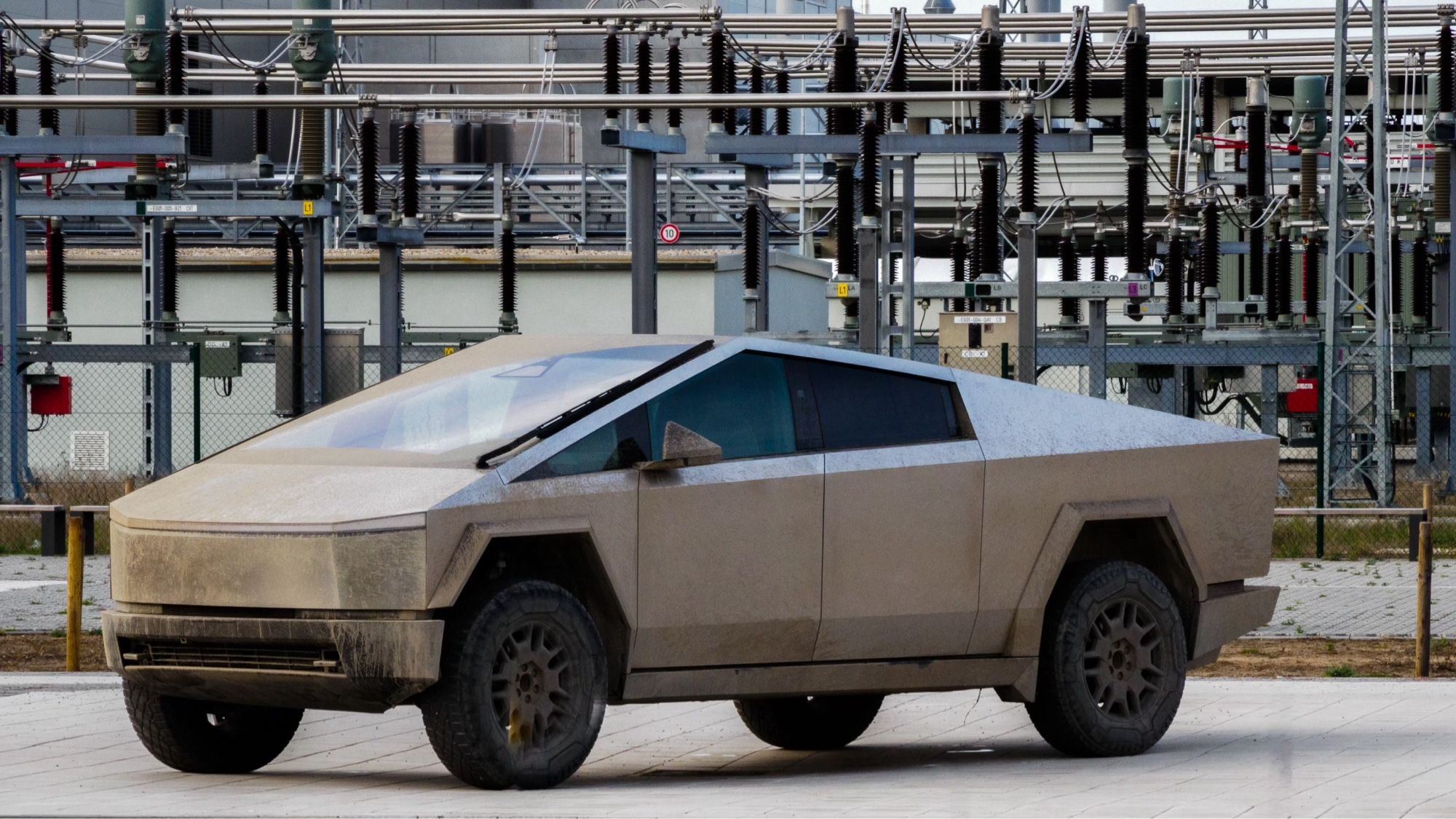 Ein ziemlich schmutziger Tesla Cybertruck auf dem Gelände der Gigafactory Grünheide