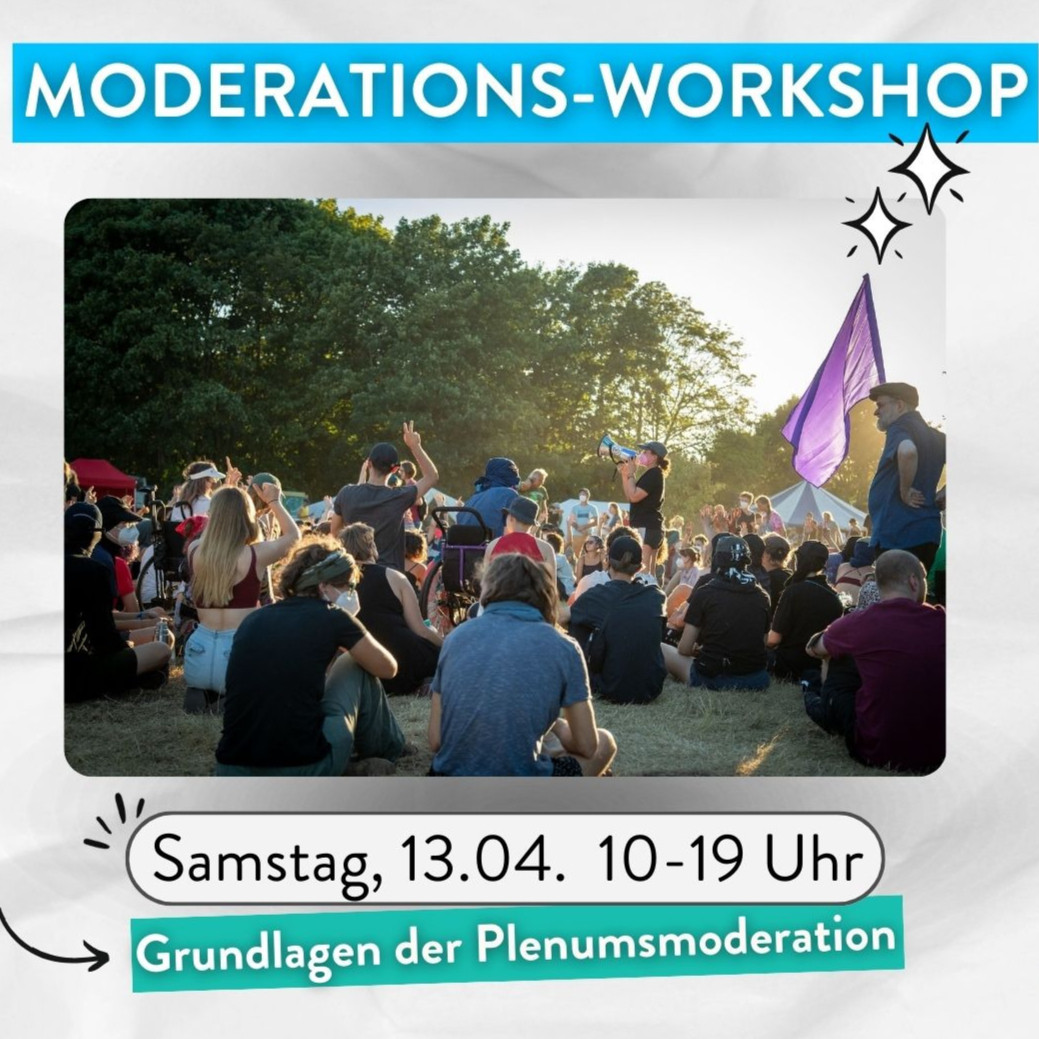 Titel: Moderations-Workshop
Untertitel: Samstag, 13.04. 10-19 Uhr
Grundlagen der Plenummoderation

Bild: Systemchange Camp 2022 in Hamburg – Menschen sitzen im Kreis um eine Person, die in ein Megafon spricht. Eine lila Fahne weht im Hintergrund, die Sonne scheint durch die Bäume.