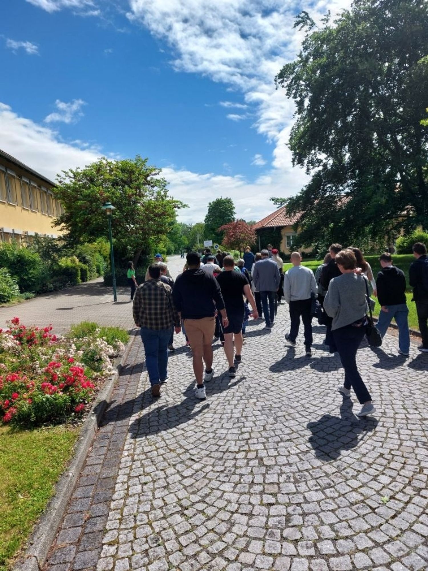 Eine Besuchergruppe auf dem Weg vom Treffpunkt zu unseren Laboren.