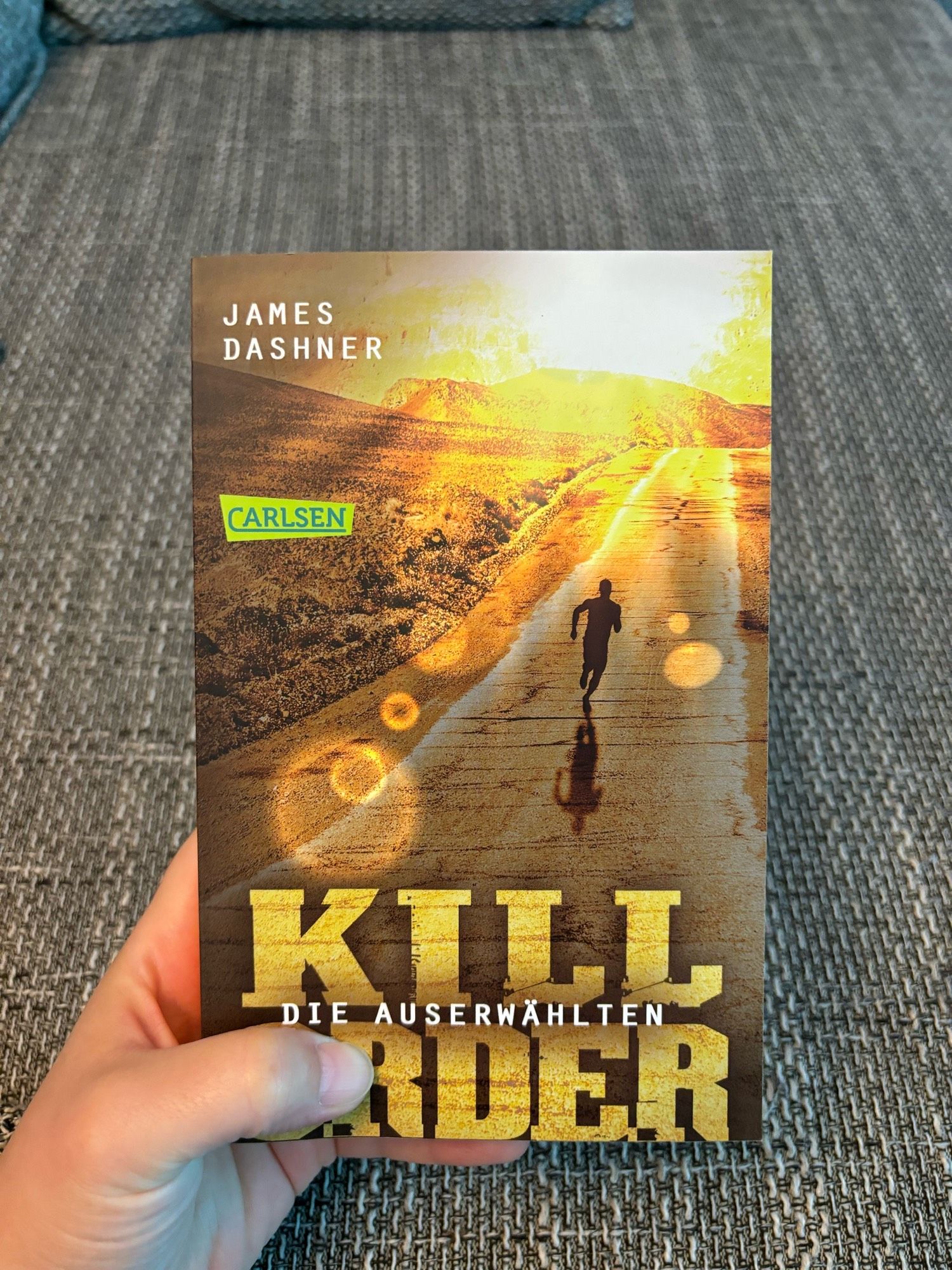 Ich halte das Buch „Die Auserwählten - Kill Order“ von James Dashner in der Hand.