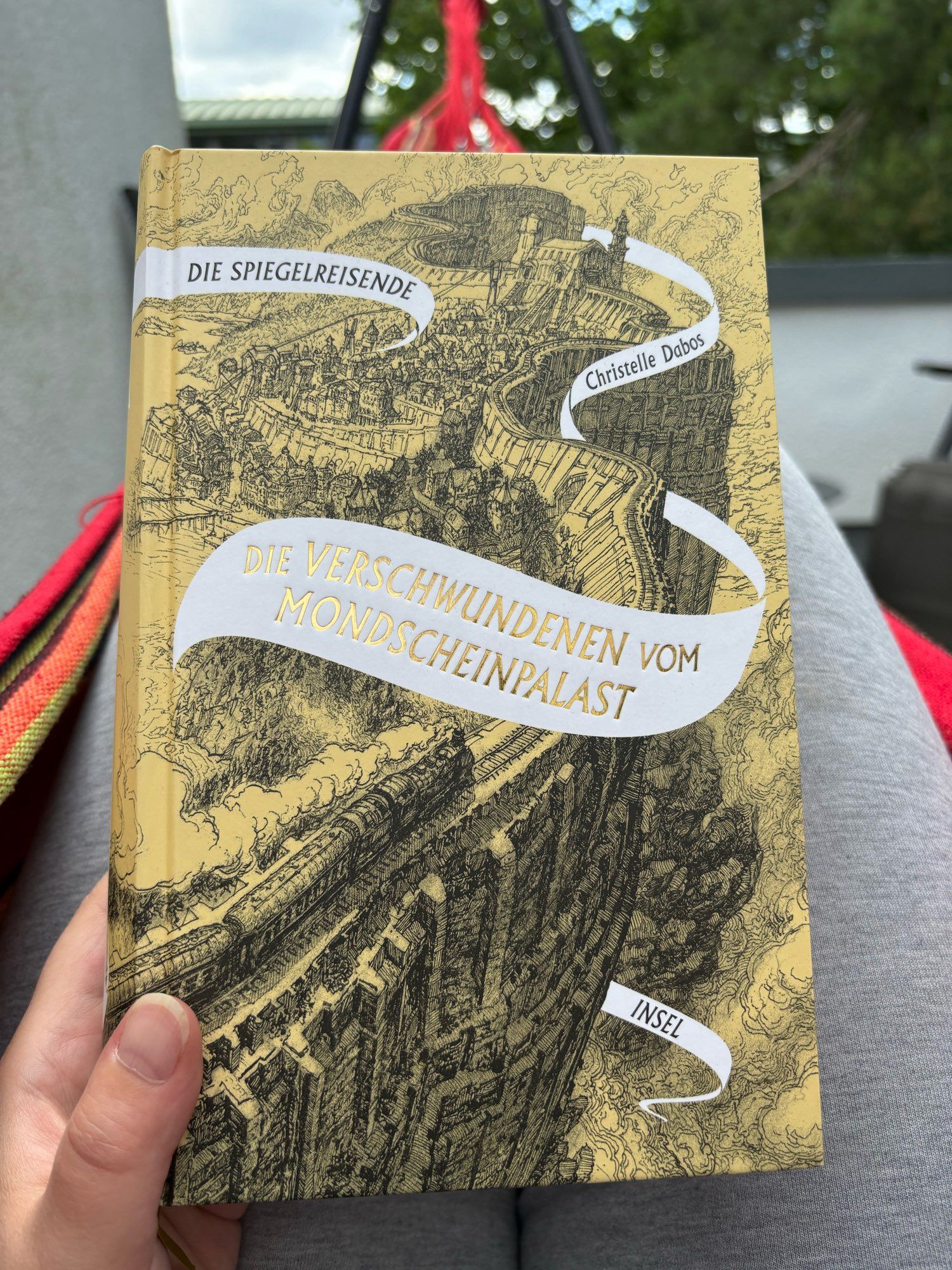 Ich halte in meiner Hand das Buch „die Spiegelreisende - die Verschwundenen vom Mondscheinpalast“ von Christelle Dabos, den 2. Band der Reihe.