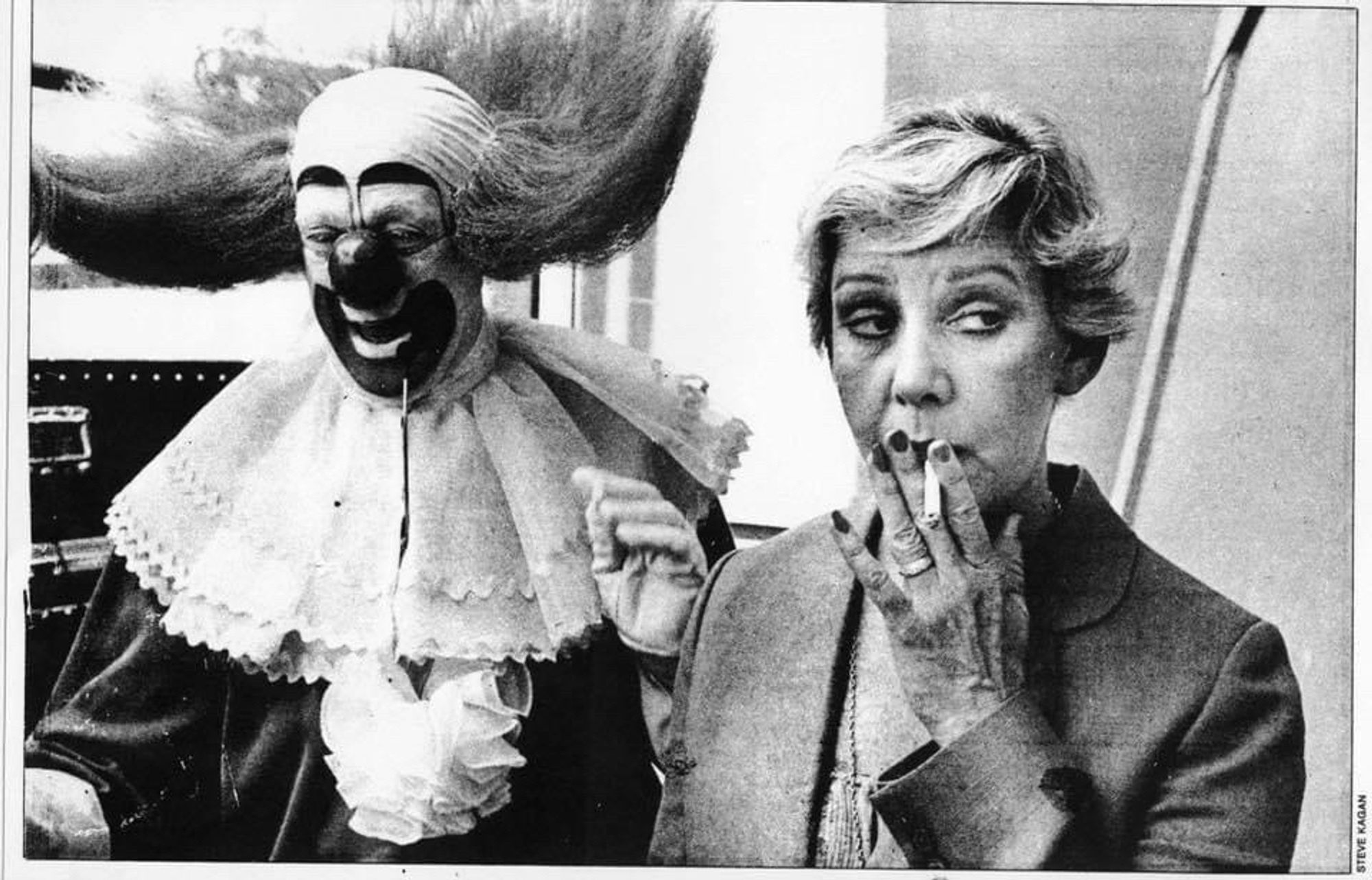 Bob “Bozo the Clown” Bell and Chicago mayor Jane Byrne take a cigarette break together.