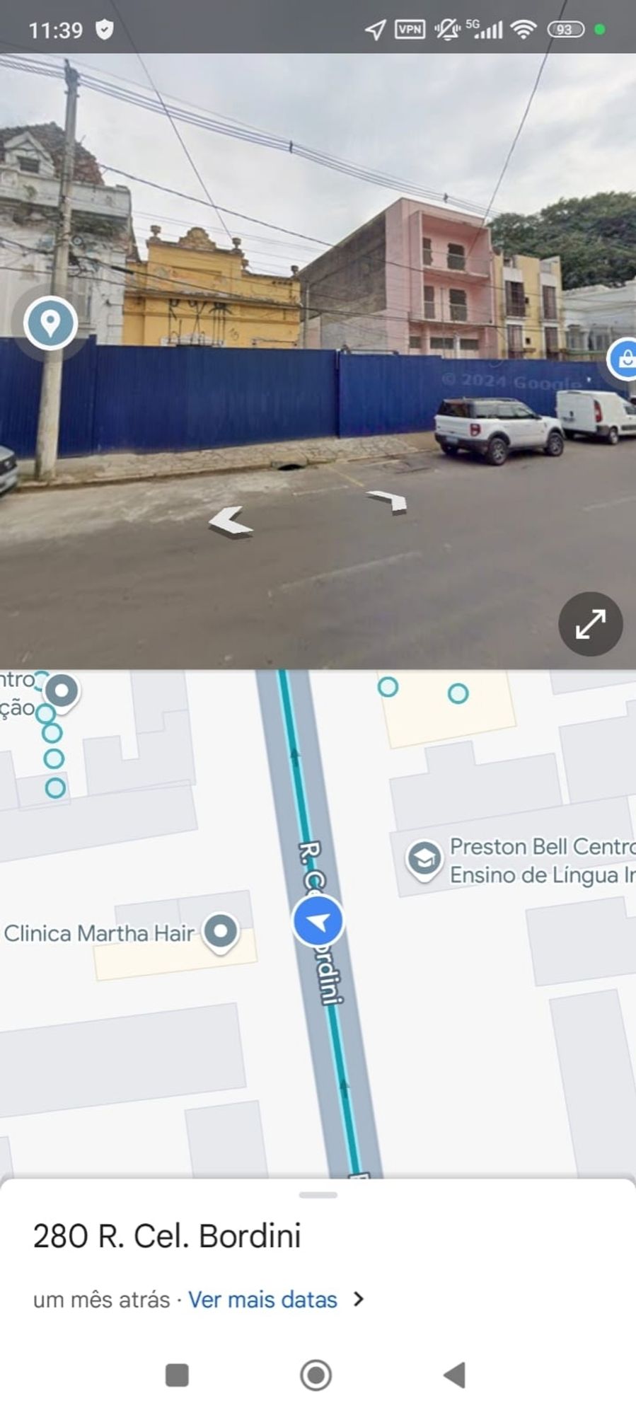 Imagem do Google Maps mostrando prédios bege, amarelo e cor de rosa com tapume azul em frente. Abaixo, mapa da rua Cel Bordini em Porto Alegre.