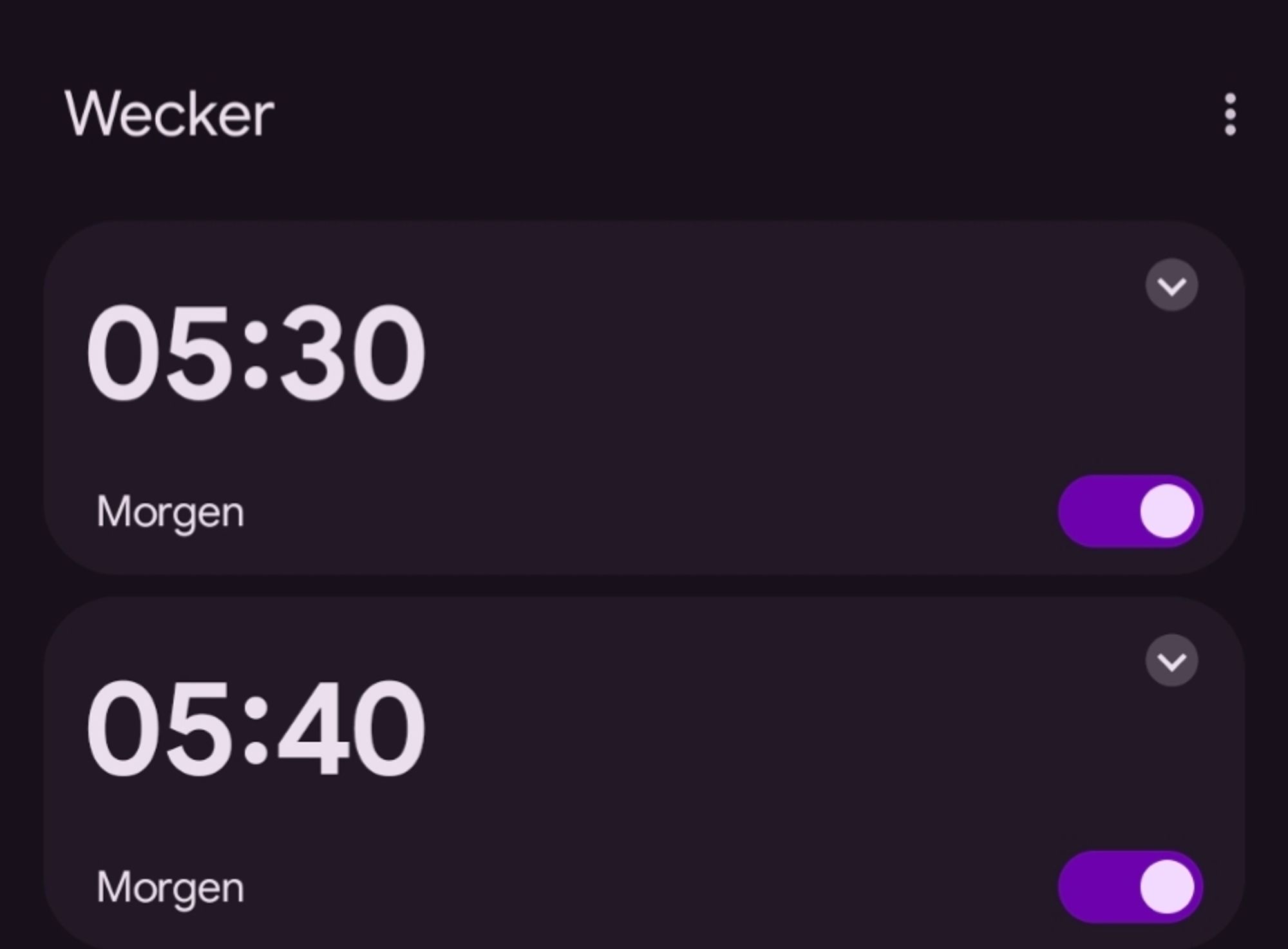 Ein Screenshot, der die Uhrzeiten für den Wecker für morgen zeigt. Einmal um 05:30 Uhr und einmal um 05:40 Uhr.