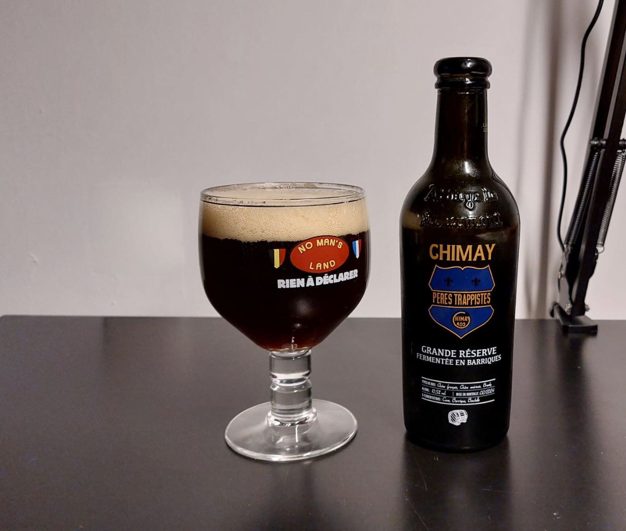 Chimay vieilli en fût avec un verre Chimay ou il est marqué Rien à Déclarer avec un blason français et un blason belge et une inscription marqué "No man's land".