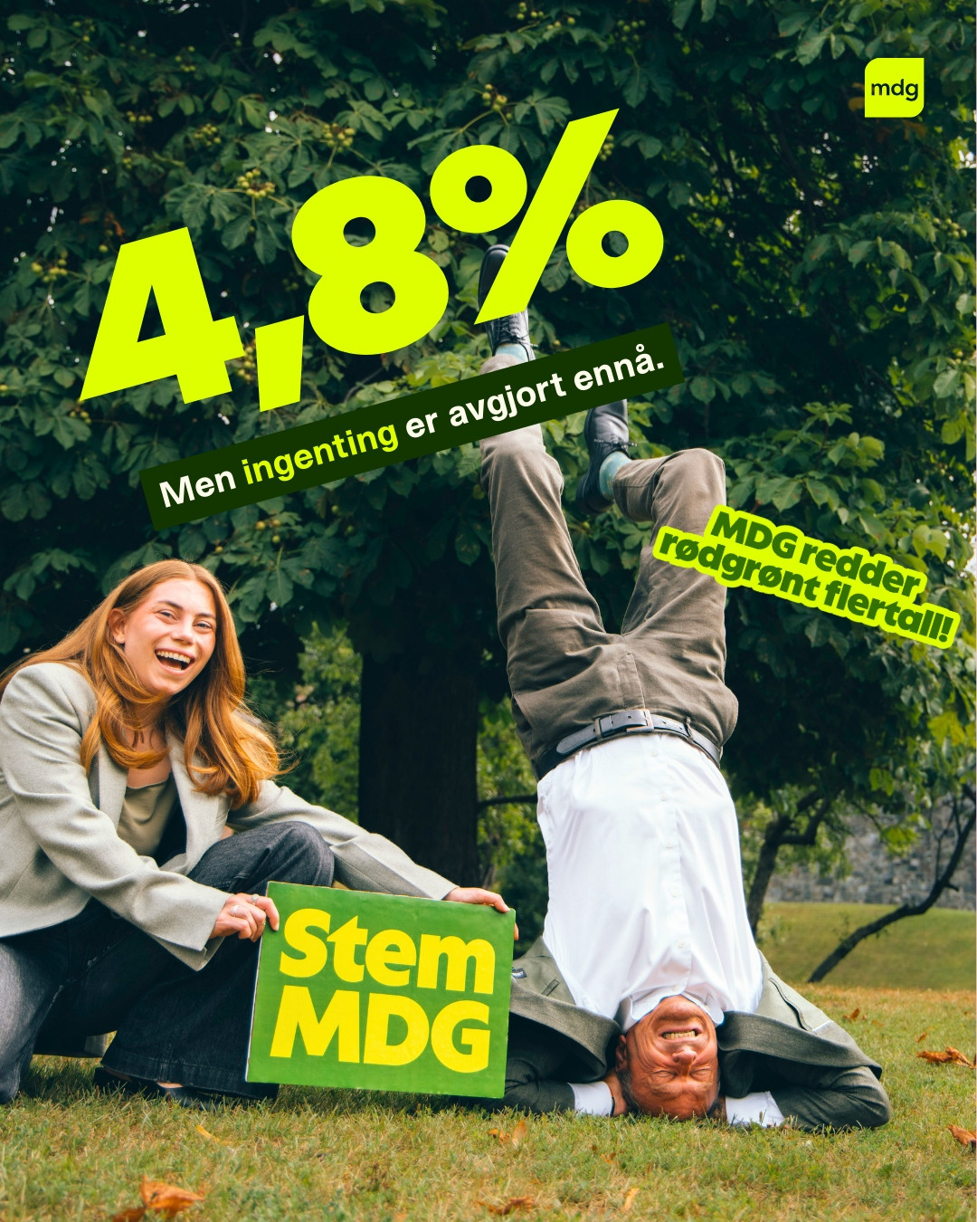 Arild Hermstad i dressjakke og rålekker kordfløyelsbukse står på hodet foran et tre i parken. Margit Martinsen Bye ler og holder et skilt det står Stem MDG på. Men skulle nesten tro det var AI, men det er helt ekte. 4,8 %Men ingenting er avgjort ennå. MDG redder rødgrønt flertall.