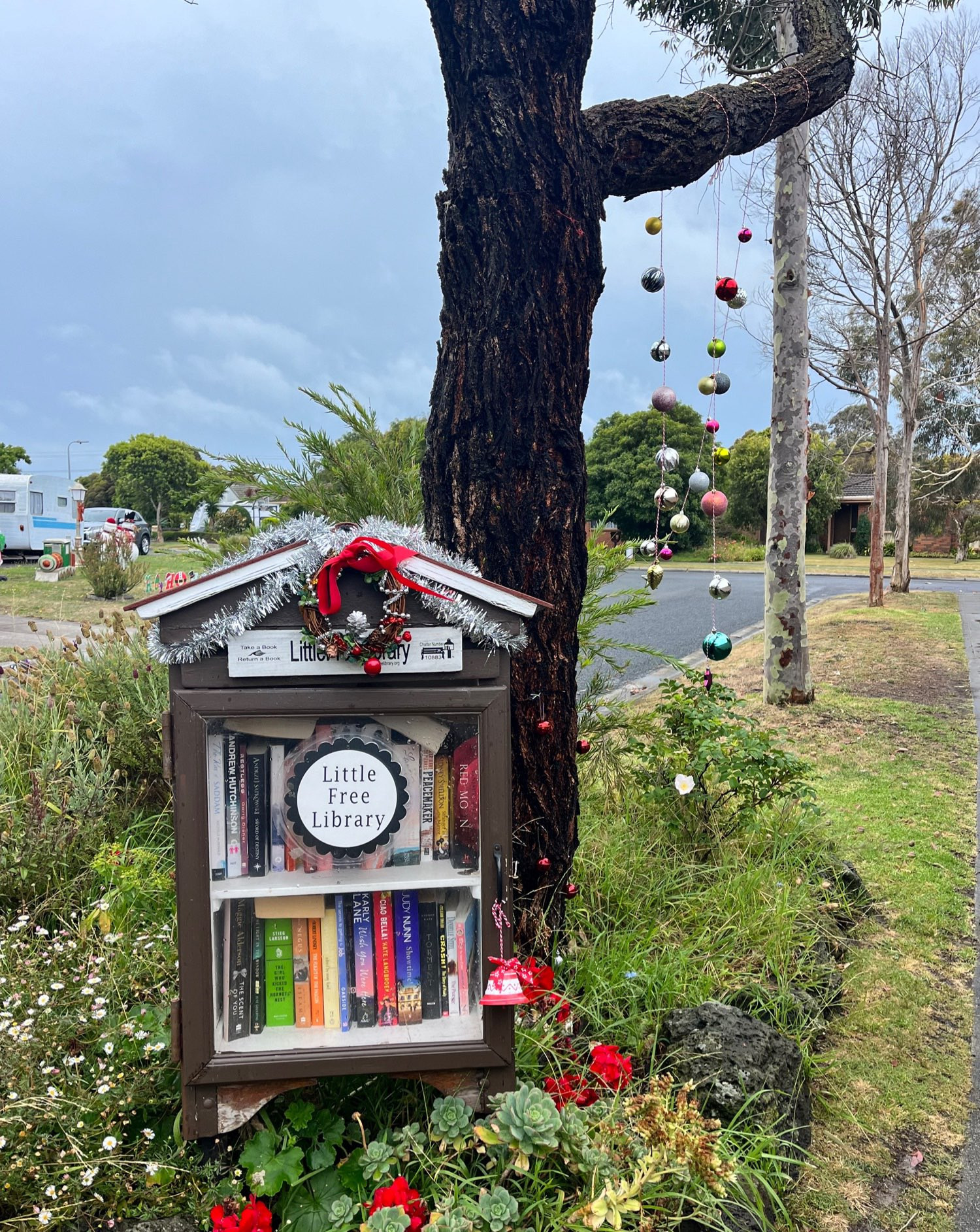 A little free library adorned with Xmas decorations