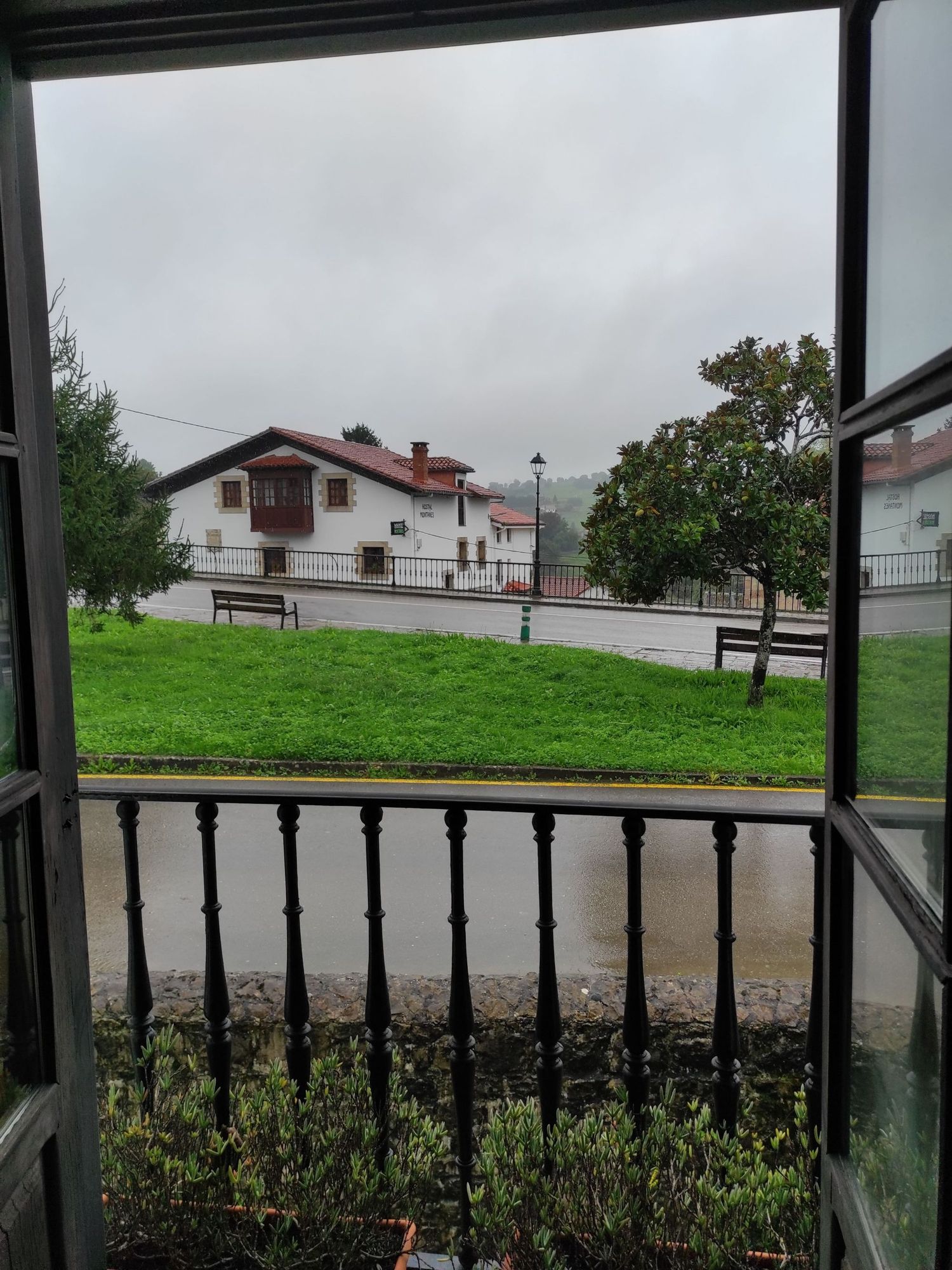 Foto de vistas desde la ventana de mi hotel, en un día lluvioso