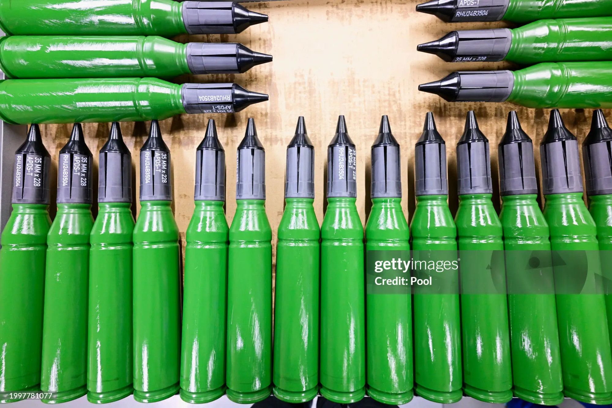 Photo: Fabian Bimmer
Here: https://www.gettyimages.de/detail/nachrichtenfoto/ammunition-is-seen-at-a-production-line-as-german-nachrichtenfoto/1997781077