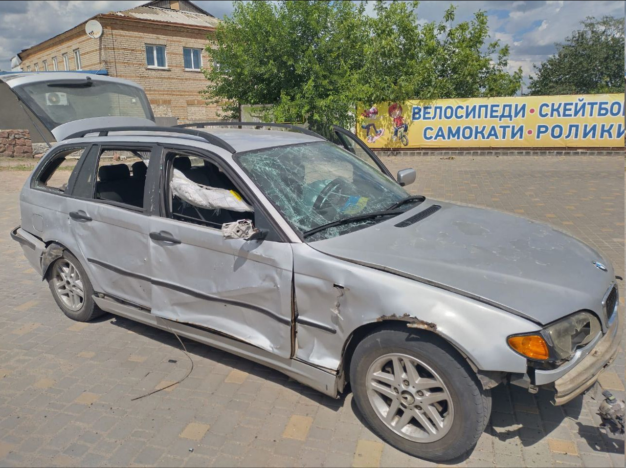 ❗️ Russian occupiers continue to attack Novovorontsovka with kamikaze drones.

As a result of one of the enemy strikes, the "fast" carriage suffered mechanical damage. The doctors were not injured.

It also "flew" in a civilian car. According to preliminary information, the driver of the vehicle was injured.