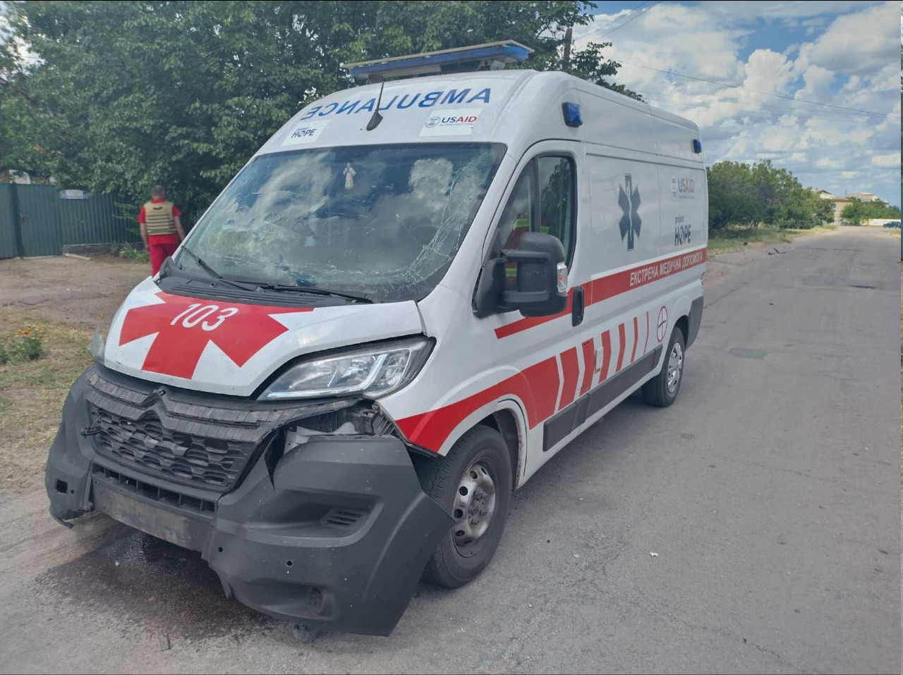 ❗️ Russian occupiers continue to attack Novovorontsovka with kamikaze drones.

As a result of one of the enemy strikes, the "fast" carriage suffered mechanical damage. The doctors were not injured.

It also "flew" in a civilian car. According to preliminary information, the driver of the vehicle was injured.