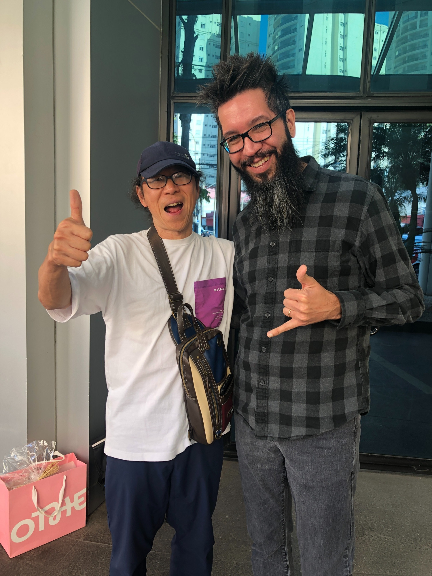 Foto minha com Takashi Tokita, codiretor e corroteirista de Chrono Trigger, por ocasião de sua passagem por São Paulo para o evento BIG Festival.