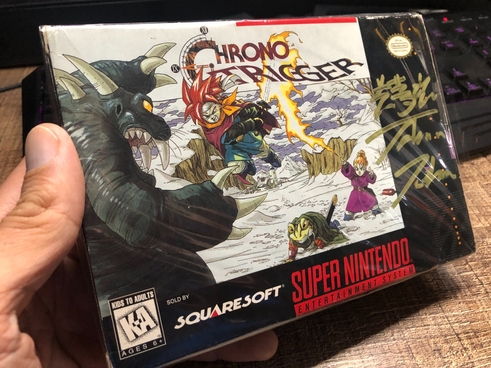Minha cópia de Chrono Trigger para Super NES autografada por Takashi Tokita, codiretor e corroteirista.