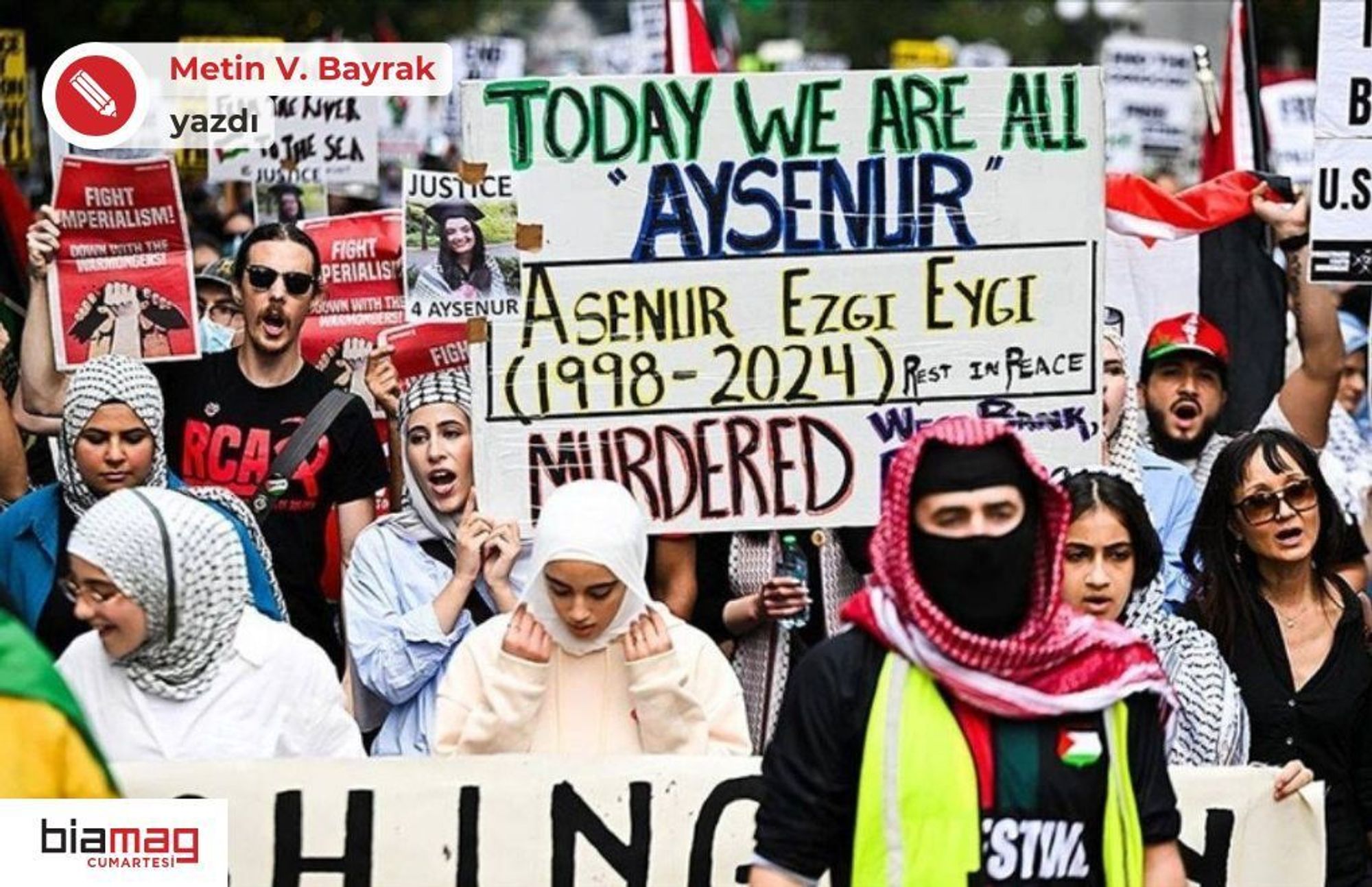 Fotoğrafta, bir grup insan sokakta bir protesto yürüyüşü gerçekleştiriyor. Ellerinde çeşitli pankartlar ve dövizler taşıyan katılımcılar, önde büyük bir pankart ile dikkat çekiyor. Pankartta büyük harflerle “Today We Are All Aysenir” (Bugün hepimiz Aysenir’iz) yazısı yer alıyor. Ayrıca pankartın altında “Asenur Ezgi Eygi (1998-2024) Murdered” (Asenur Ezgi Eygi (1998-2024) Öldürüldü) ifadesi dikkat çekiyor. Yine pankartta, Asenur’un fotoğrafı da bulunuyor ve protesto onun öldürülmesi üzerine yapılıyor.  Protestocuların ellerinde başka dövizler de yer almakta. Birkaç dövizde Filistin’e destek ve İsrail karşıtı mesajlar yazılı. Katılımcılardan bazıları başörtülü, diğerleri ise farklı kıyafetler giyiyor. Çeşitli sloganlar atılırken bazı protestocuların yüzünde kararlılık, bazılarının ise üzgün ifadeler görülüyor. Arka planda ise başka pankartlar ve bayraklar taşınan kalabalık gözüküyor.  Bu kare, şiddete ve cinayete karşı toplumsal bir tepkiyi simgeliyor