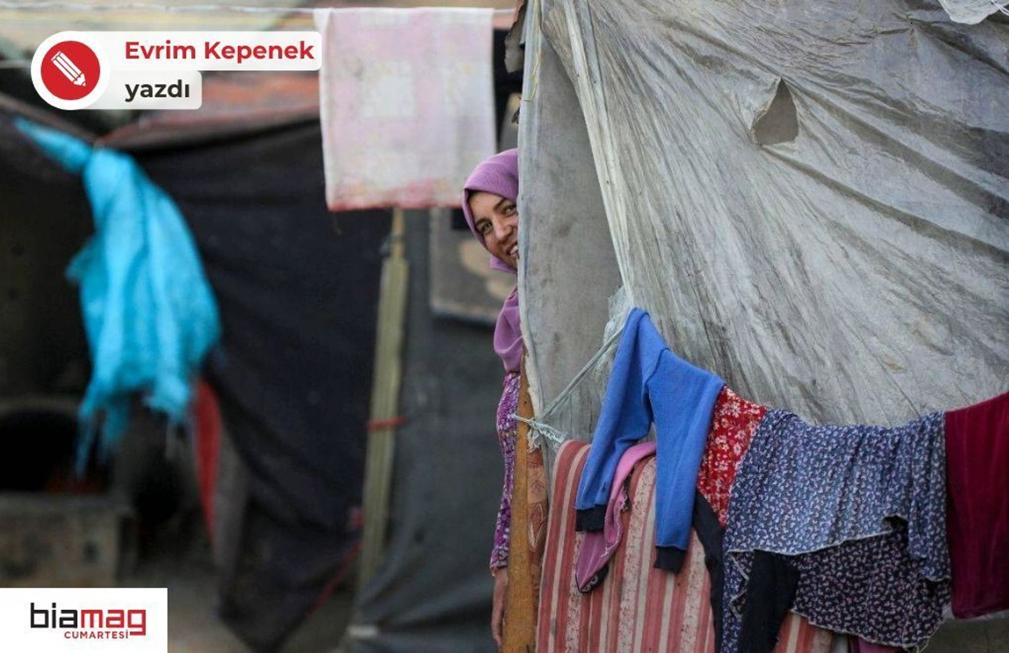 Bu fotoğraf, bir kadının sade bir yaşamın ortasında verdiği mücadeleyi ve direnci simgeliyor. Kadın, yıpranmış bir çadırdan dışarıya bakarken görülüyor. Başında mor bir başörtüsü var ve yüzünde hafif bir gülümseme seziliyor. Çadırın kenarından sarkan çeşitli renklerde elbiseler ve basit yaşam koşulları fotoğrafa hakim. Çadırın malzemesi yıpranmış ve yamalı görünümde, çevrede ise herhangi bir lüks ya da rahatlık belirtisi yok. Kadının bakışları, yaşadığı zorlu koşullara rağmen umut ve dayanıklılığı ifade ediyor. Bu, savaşın ve yokluğun ortasında hayatta kalma çabasını simgeliyor.