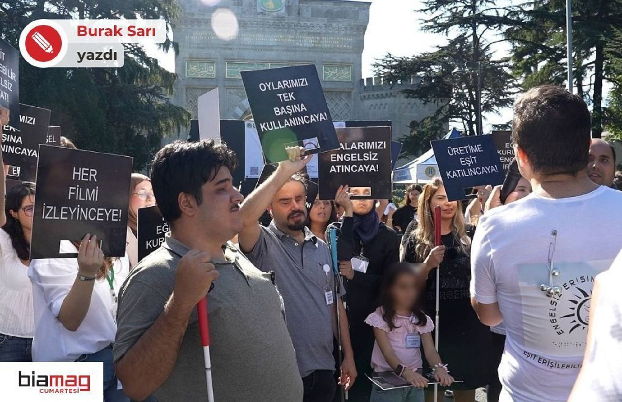 Görselde, engelli bireylerin haklarını savunmaya yönelik bir eylem yapıyor. Bir grup insan ellerinde pankartlarla bir protestoediyor. Katılımcılar arasında çeşitli yaş gruplarından insanlar yer alıyor. Bazı pankartlarda "Her filmi izleyinceye!", "Oylamalarımızı engelsiz atıncaya!" ve "Üretime eşit katılıncaya!" gibi ifadeler yer alıyor.