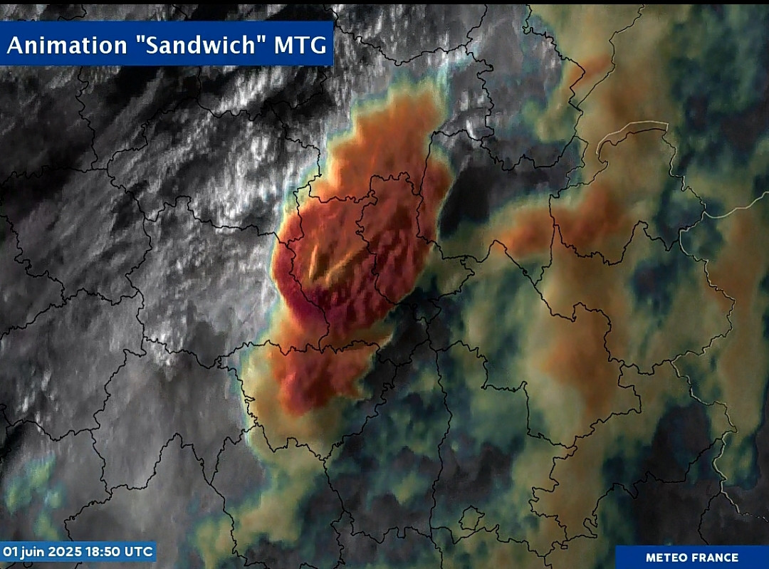 Image sandwich 1er juin 2025 à 18h50 UTC.On visualise deux encoches plus claires au sommet du système orageux sur la Loire qui matérialise l'existence relativement brève de l'AACP