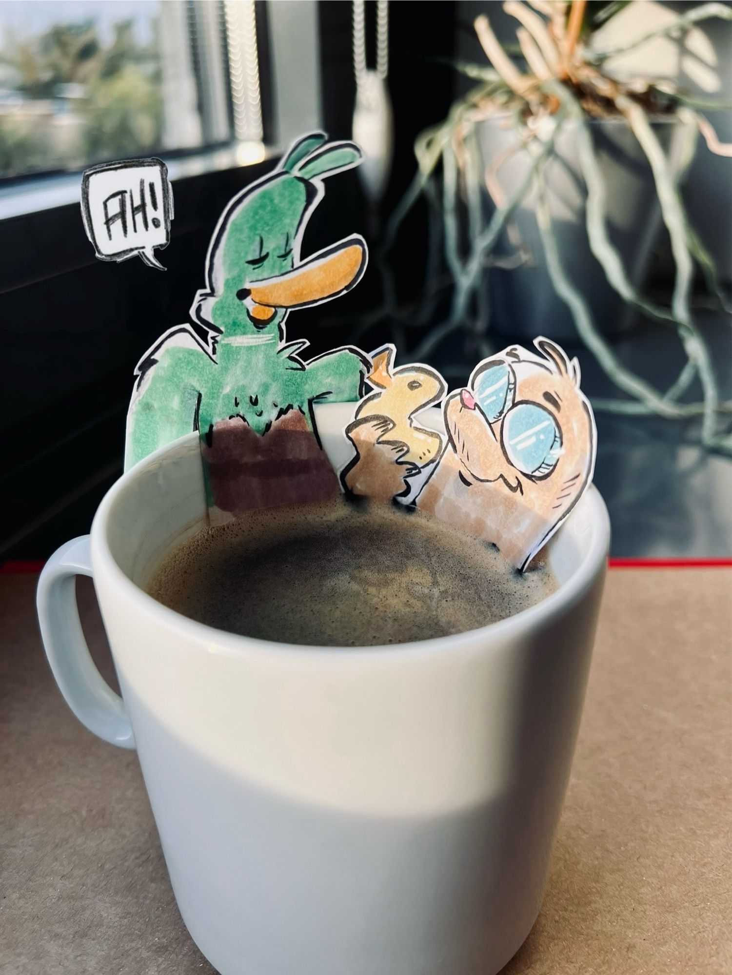 Ente und Maulwurf baden in einem großen Pott Kaffee