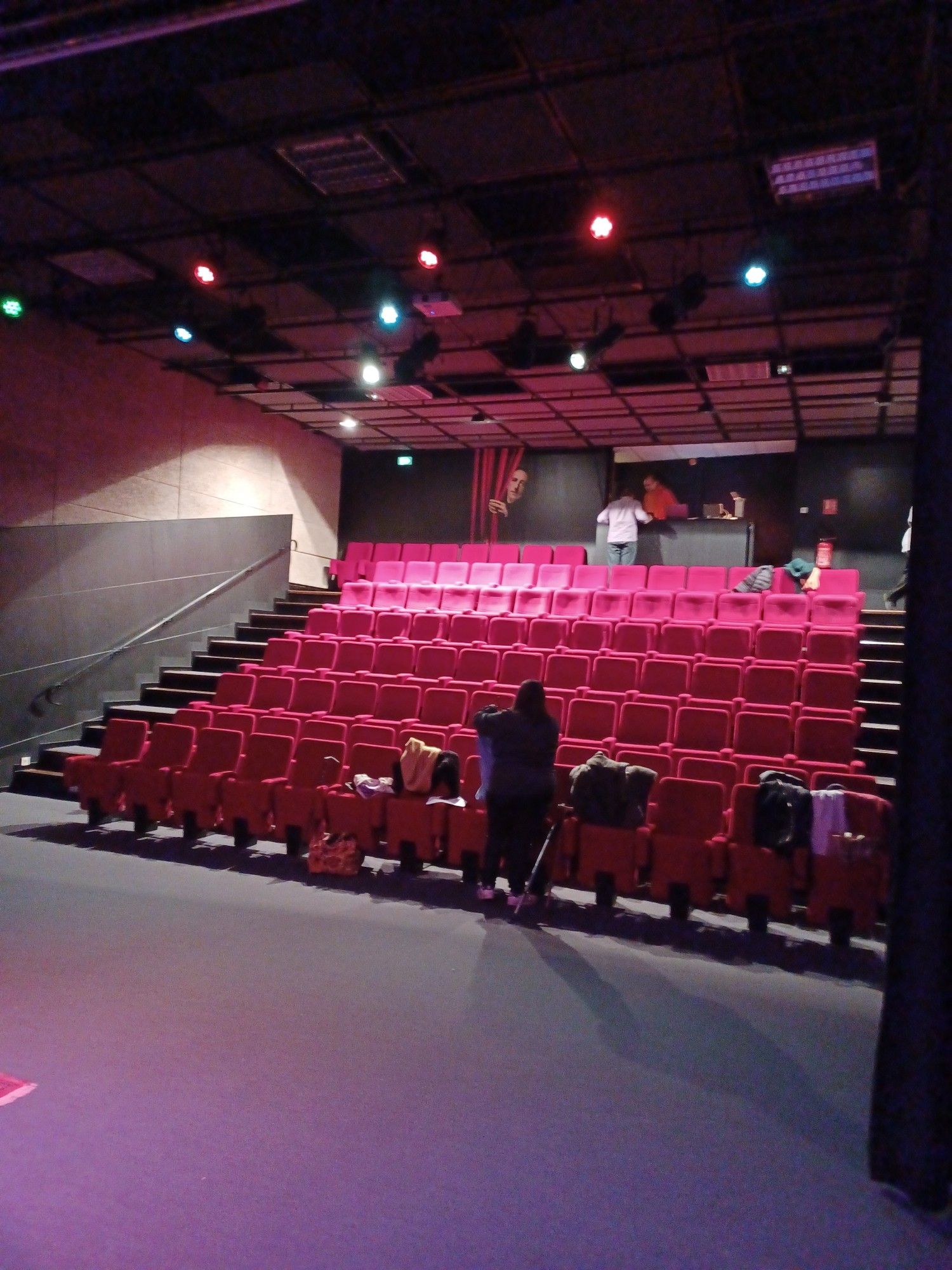 Une salle de théâtre vide qui ne va pas tarder à se remplir