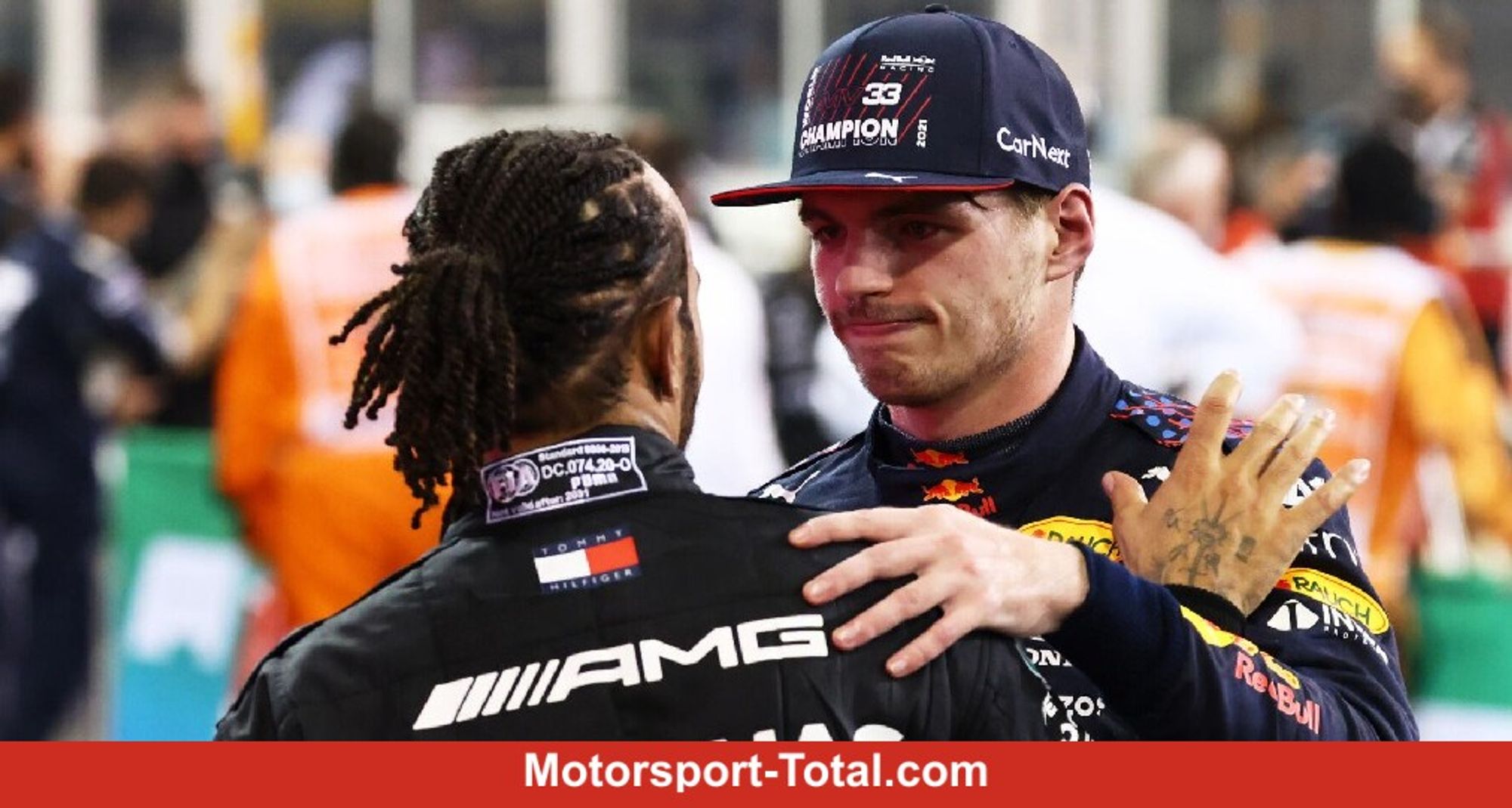 Lewis Hamilton und Max Verstappen nach dem Formel-1-Saisonfinale 2021 in Abu Dhabi