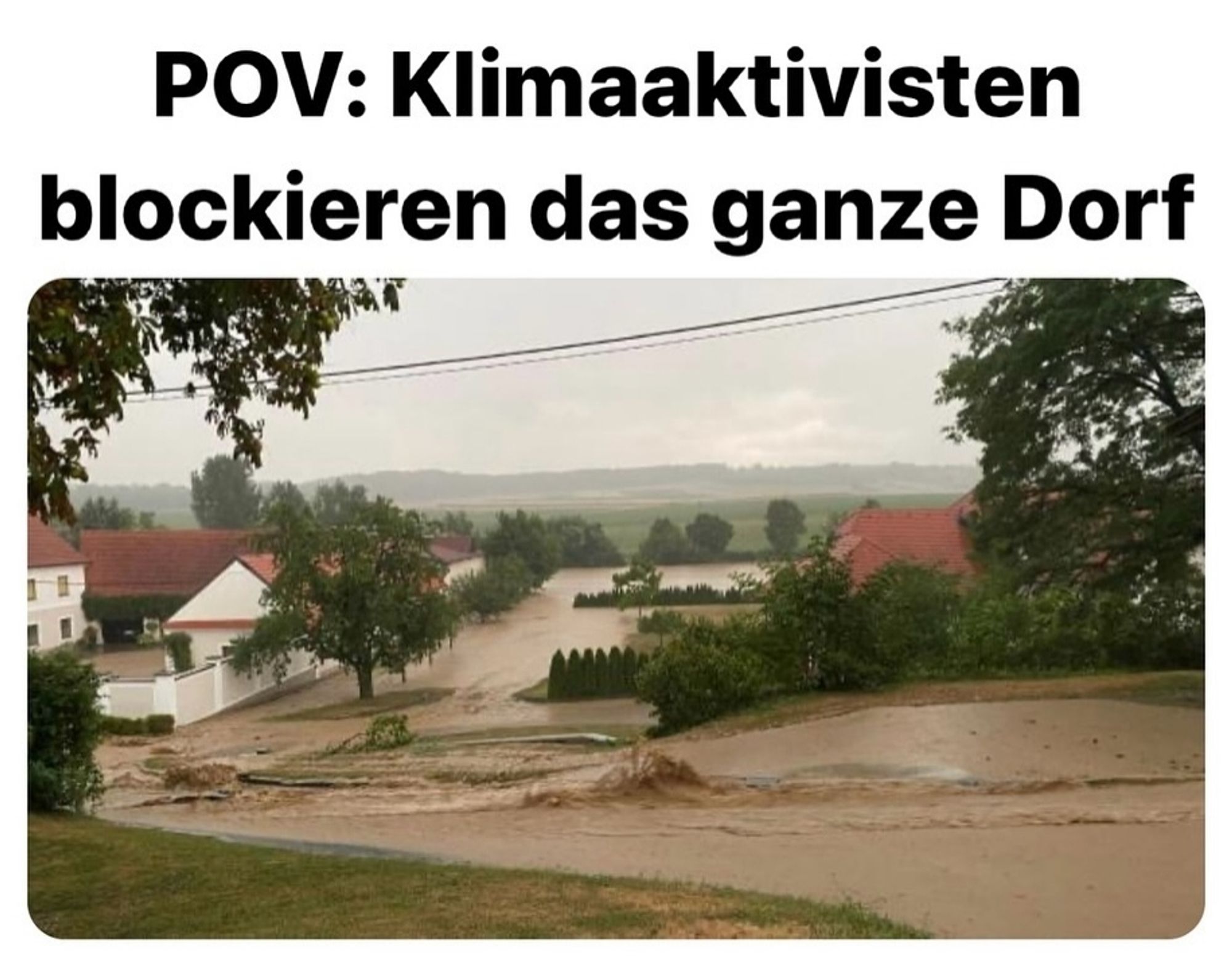 Ein Bild von einem Dorf bei dem schlammiges Wasser die Straße hinunter rinnt. dazu der Text: klimaaktivisten blockieren das ganze Dorf