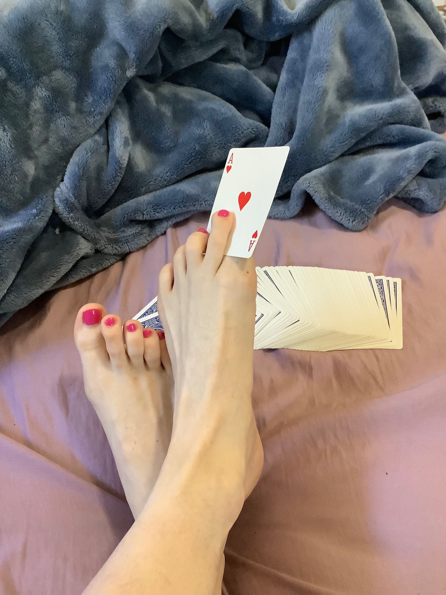 Got that form holding a poker card with my toes😜♥️