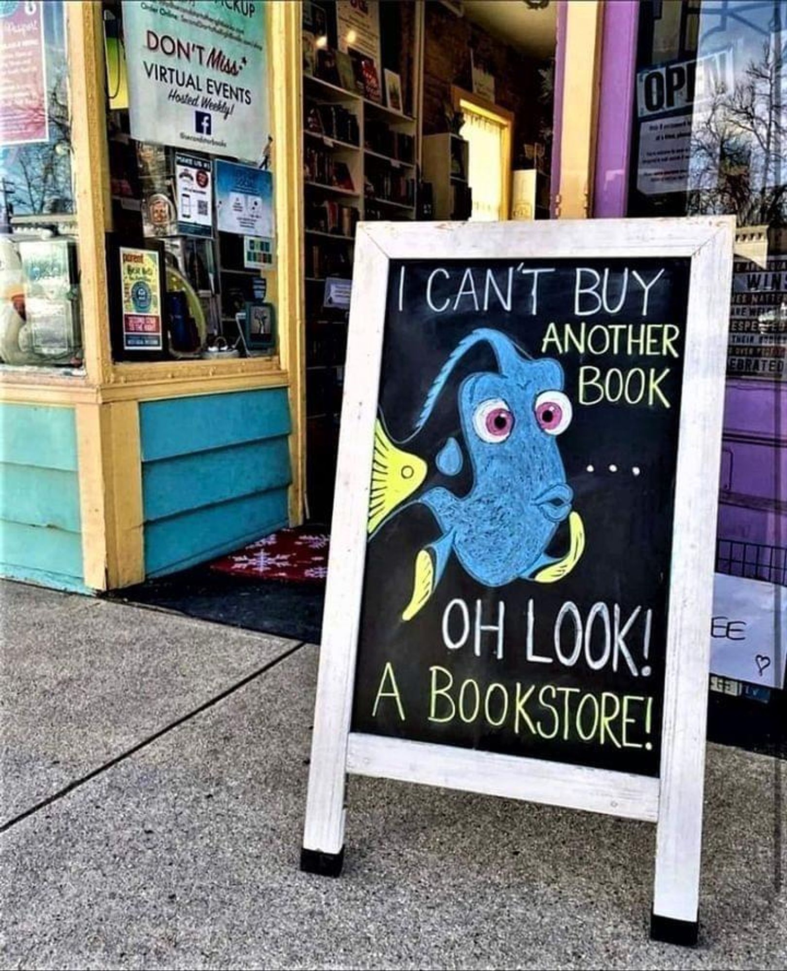 Dory di "alla ricerca di nemo" che dice: Non posso comprare un'altro libro.

O guarda una libreria!!