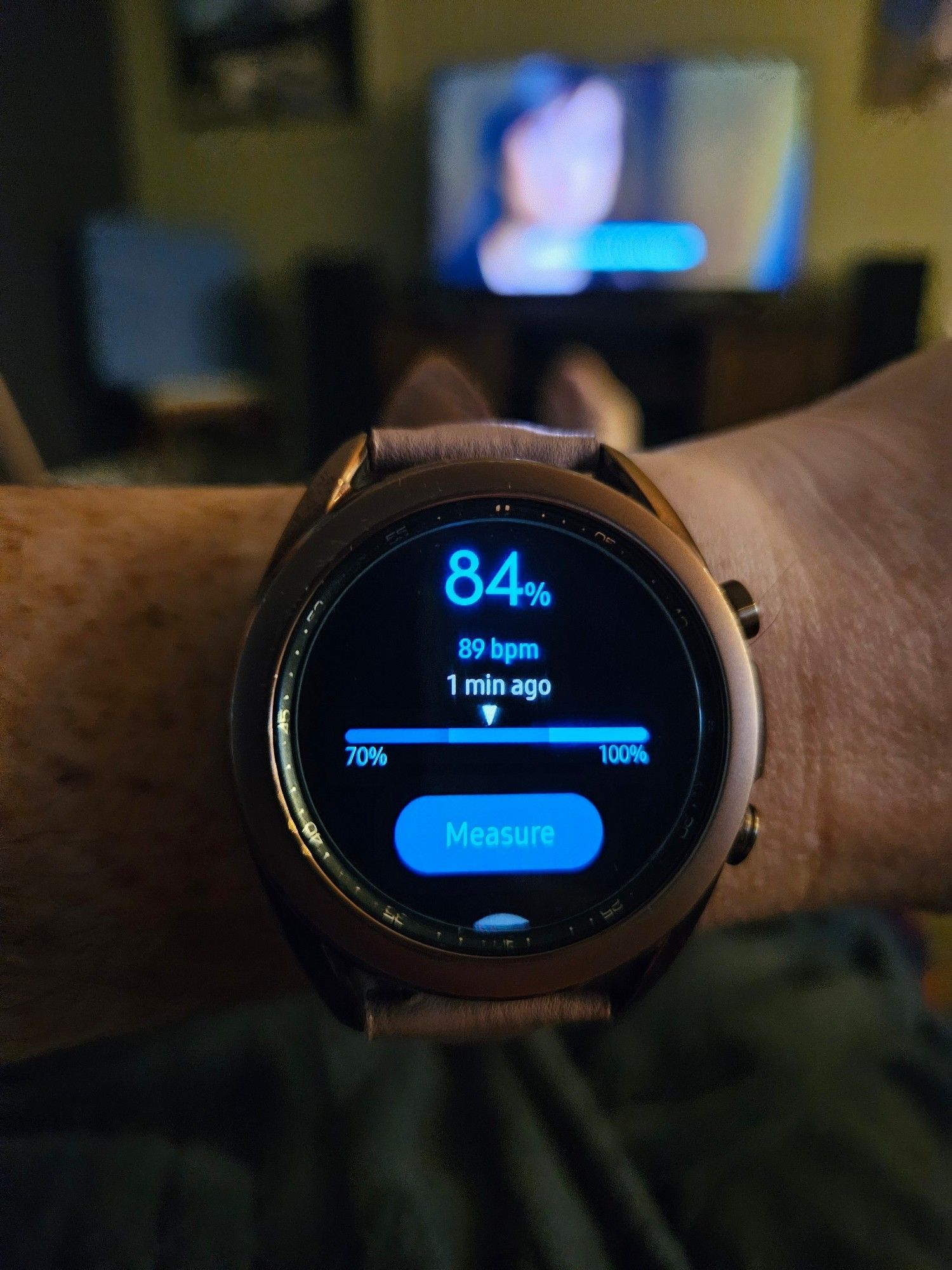 Samsung Watch on wrist with pulse oximetry display showing 84% oxygen saturation