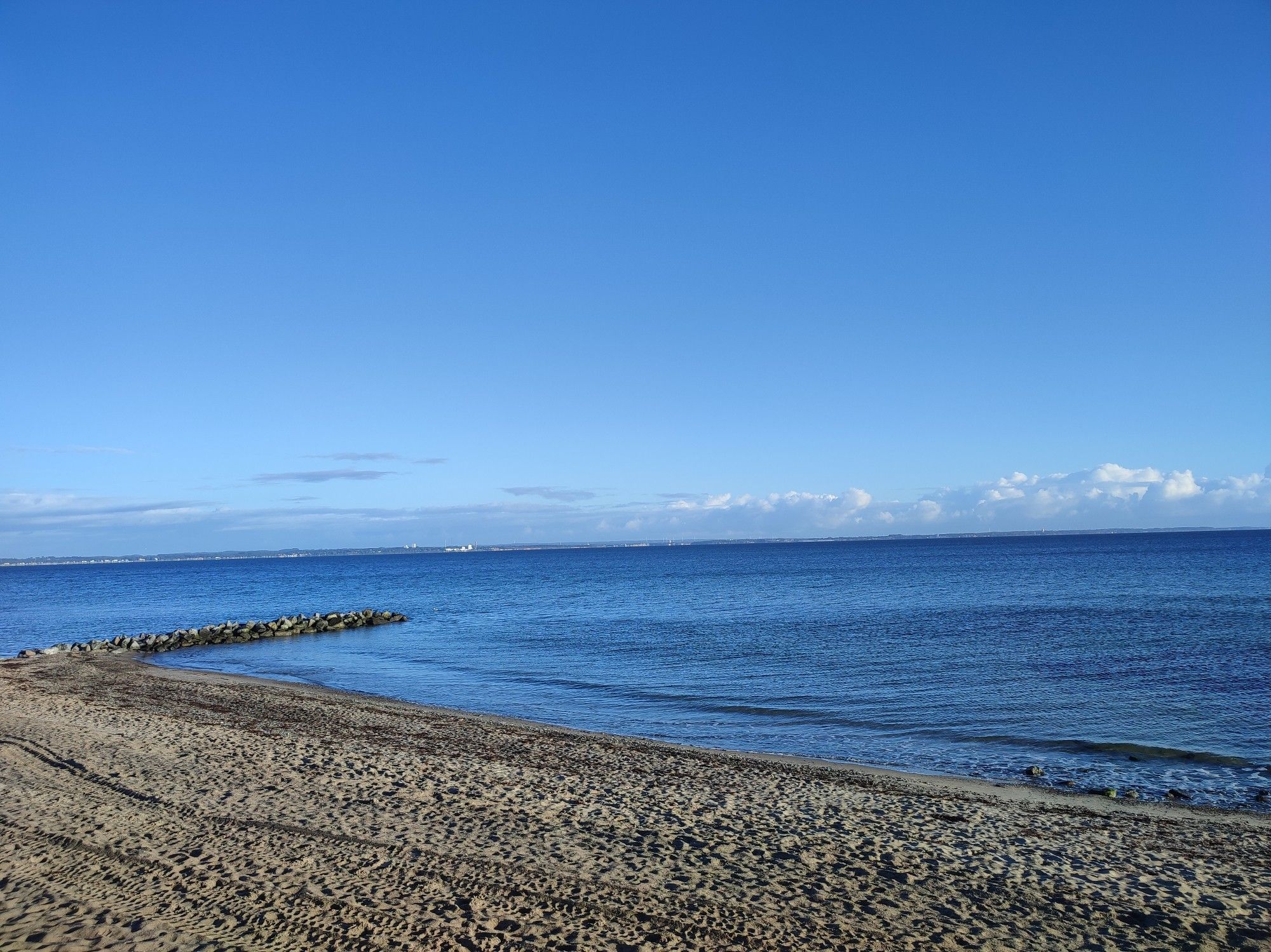 Ostsee und Strand, fast blauer Himmel