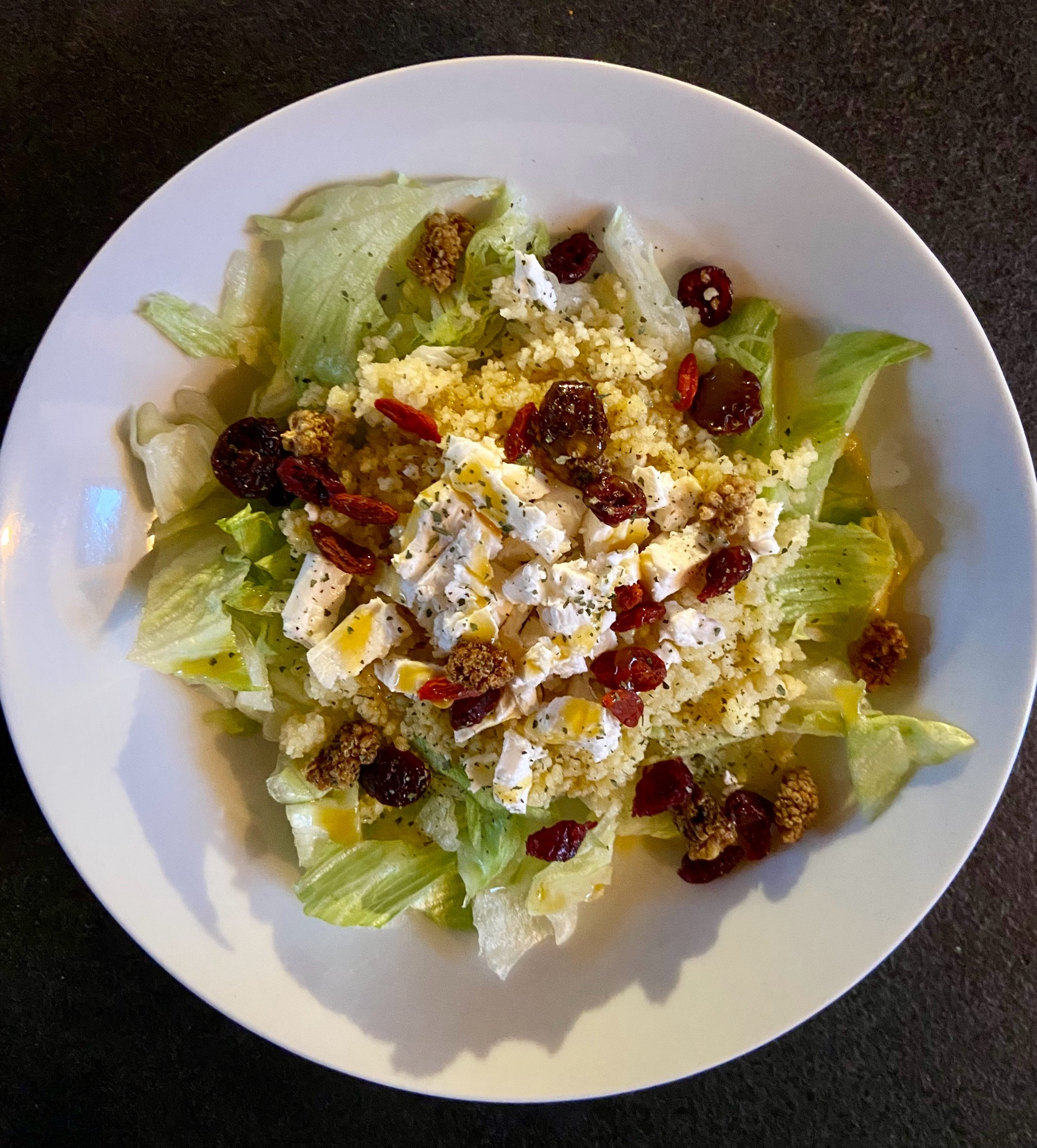 Photo du plat mentionné dans le skeet, vu de haut et dans une assiette ronde blanche. 