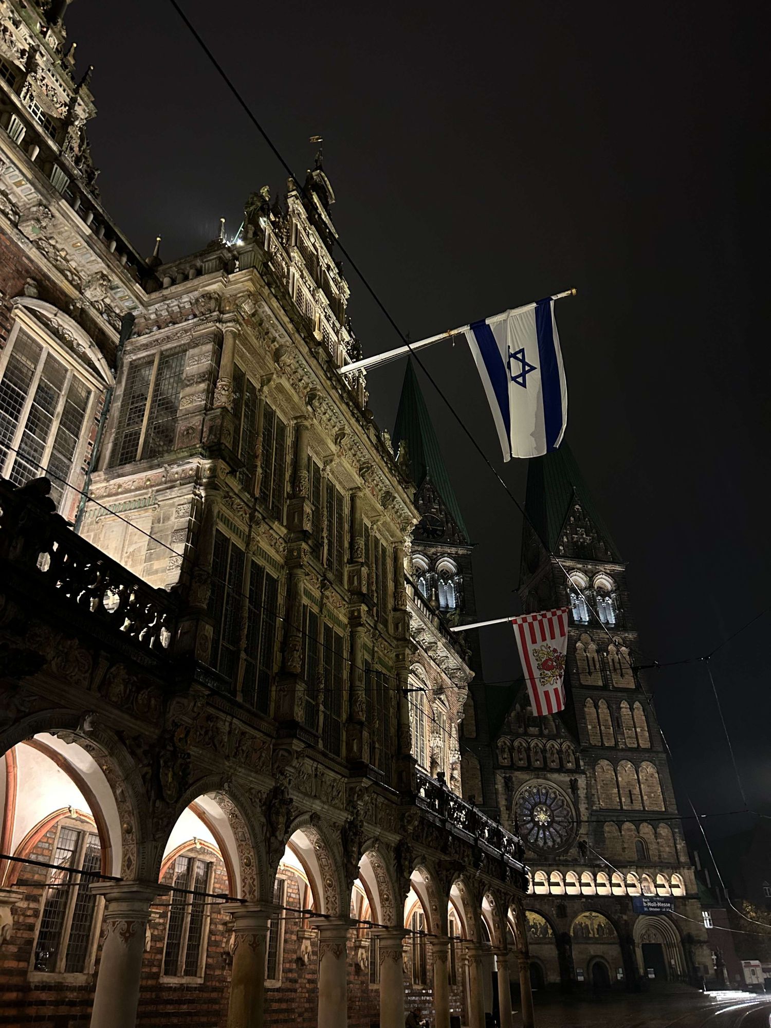 Bremer Rathaus mit gehisster Flagge von Israel und der Bremer Speckflagge