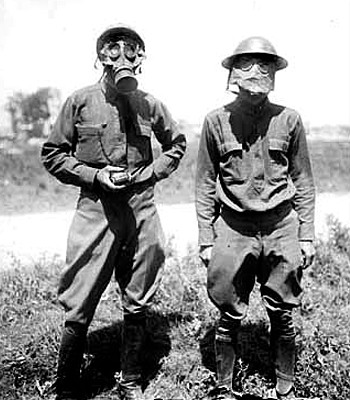 links Captain Solbert, US-Army, mit Gasmaske und Handgranate, rechts ein unbekannter Soldat mit Gasmaske, Camp Grant, Illinois, 1917 