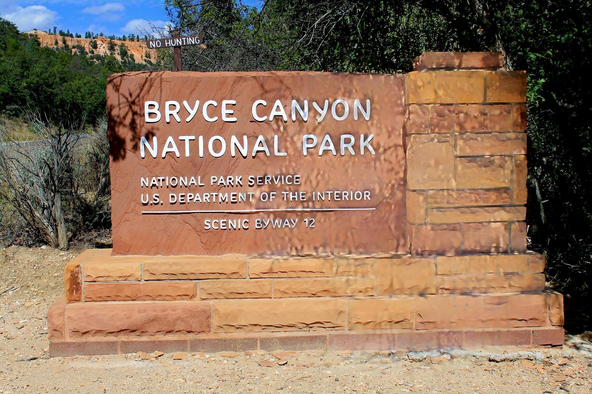 Eingangsschild Bryce Canyon
Im Hintergrund ein paar Bäume und die typischen rotbraunen Felsformationen