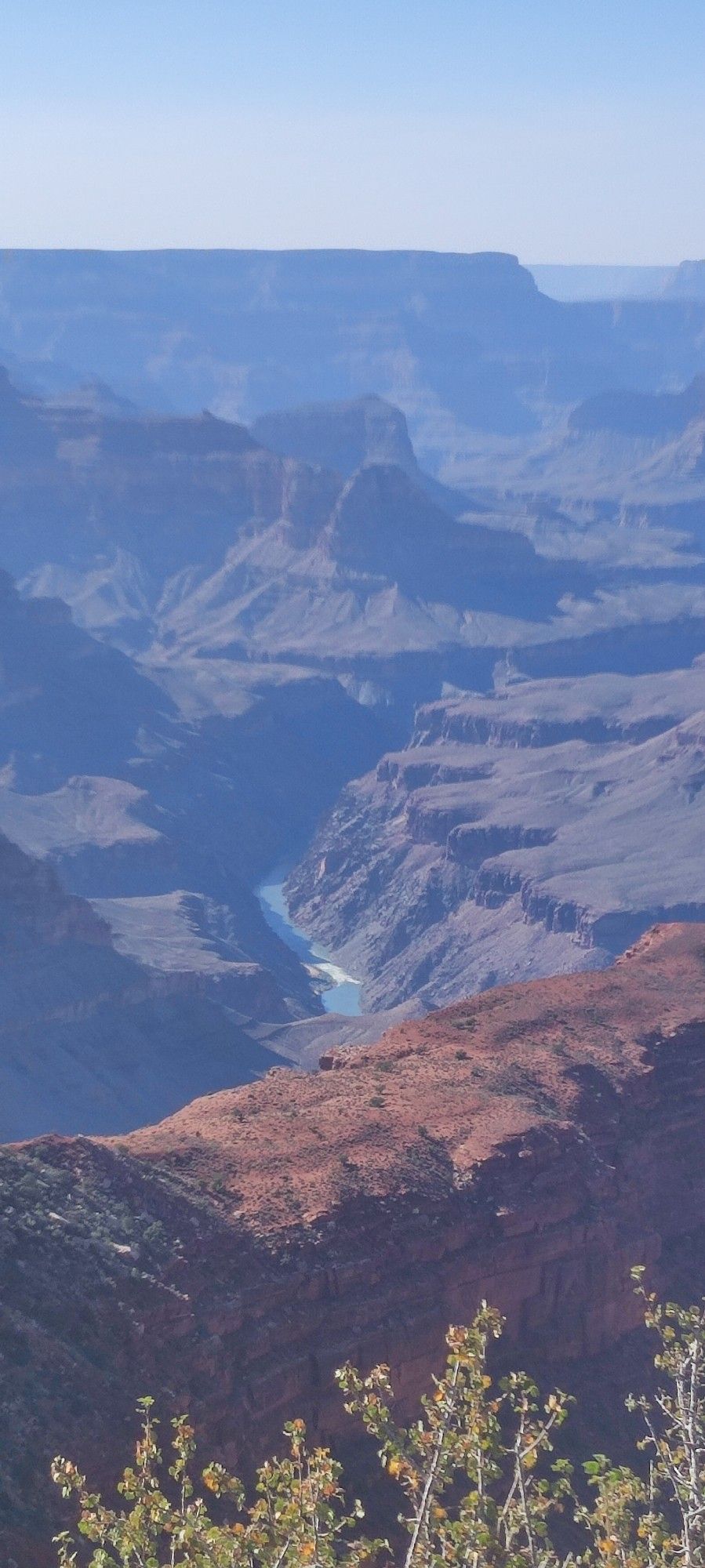 Grand Canyon
Roter Fels im Vordergrund
Typische Felsformationen dahinter und ein Stück des Colorado River in der Mitte des Bildes