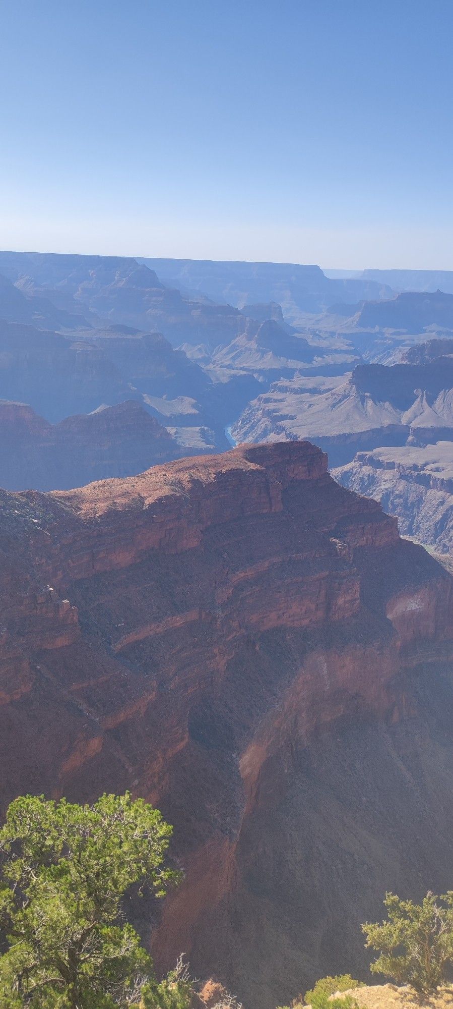 Grand Canyon
Roter Fels im Vordergrund und weit hinten die typischen Felsformationen