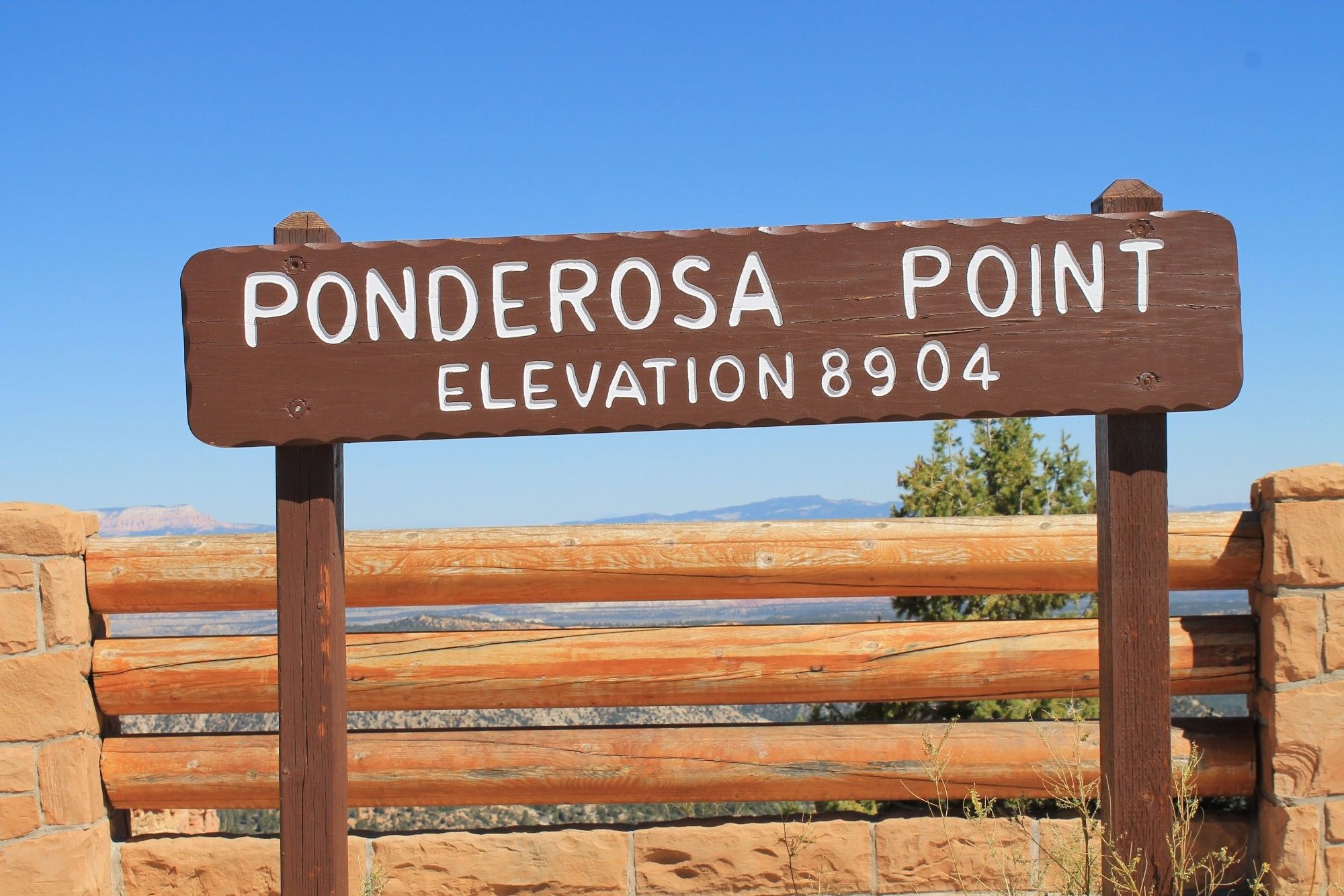 Schild am Aussichtspunkt Ponderosa Point im BryceCanyon
8904 Ft. Über NN