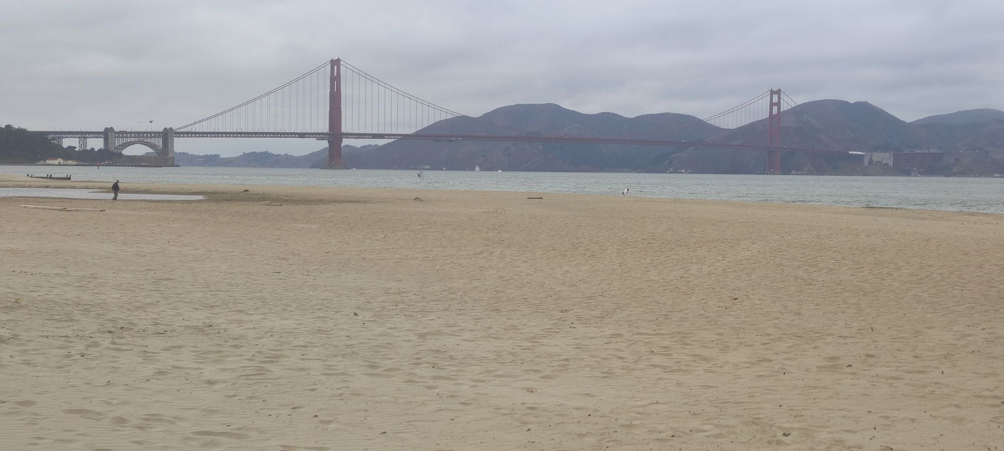 Am Strand und im Hintergrund ist die Golden Gate Bridge zu sehen